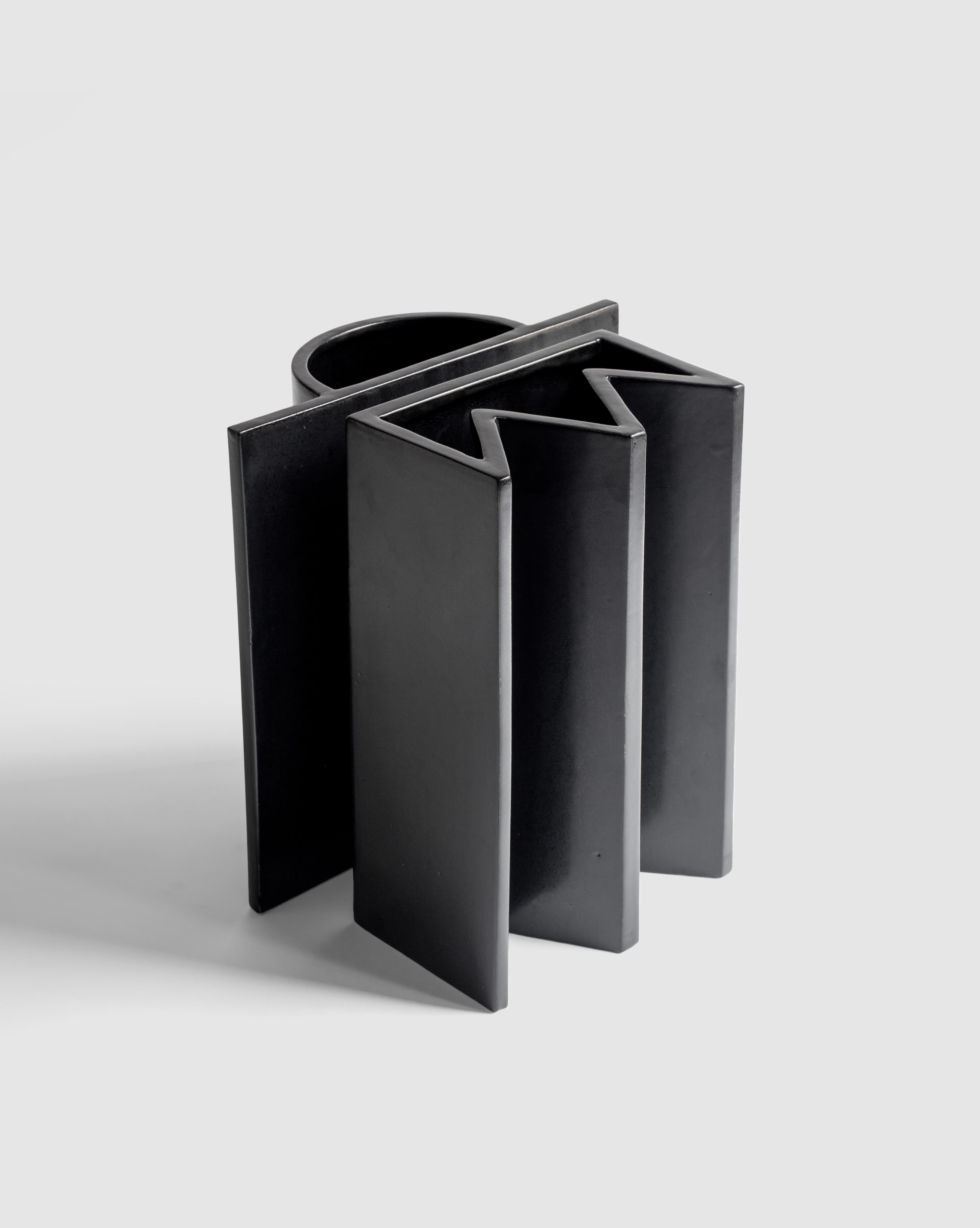 Moulage Vase « Reine », céramique noire mate faite à la main, collection inspirée des échecs, Italie en vente