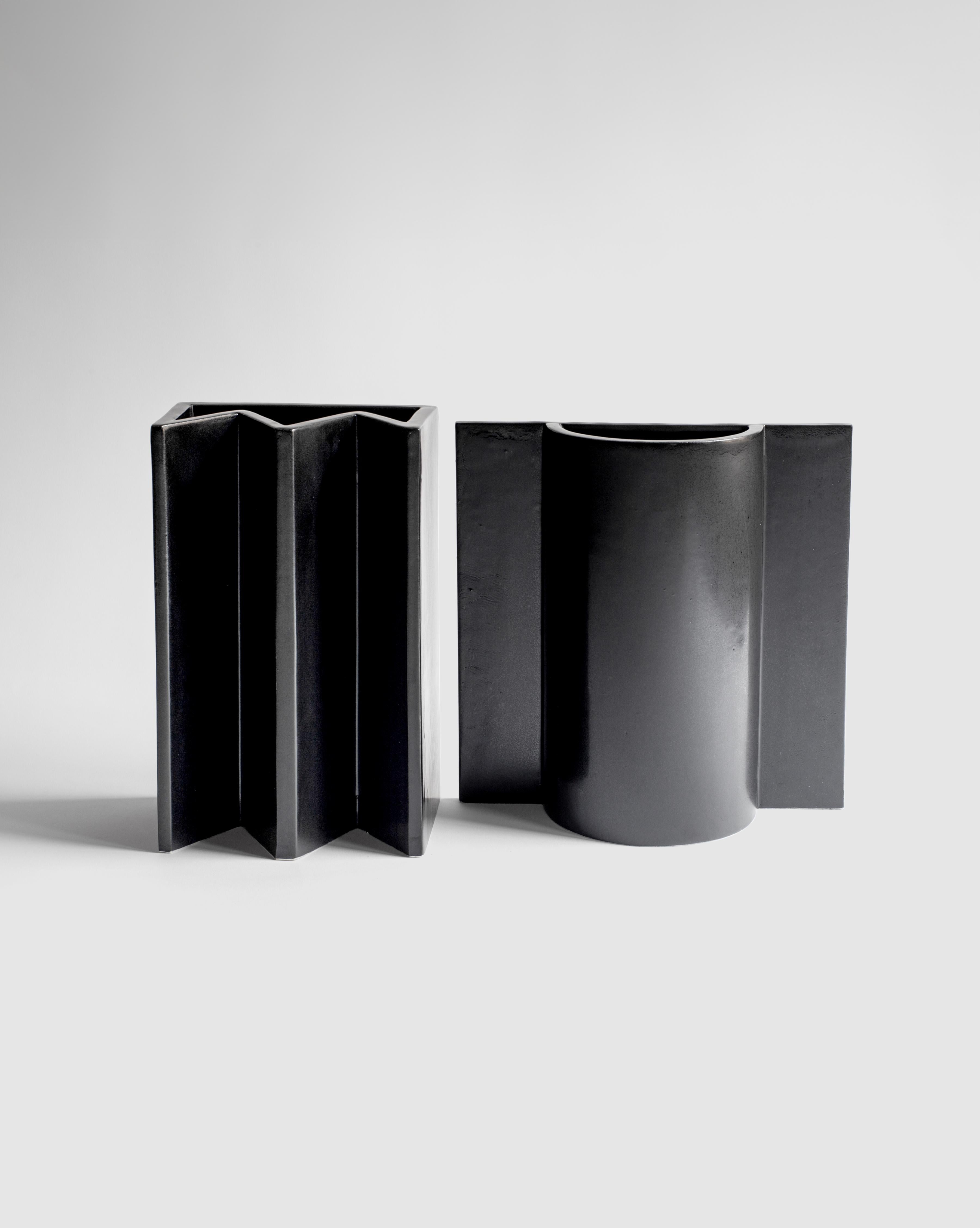 XXIe siècle et contemporain Vase « Reine », céramique noire mate faite à la main, collection inspirée des échecs, Italie en vente
