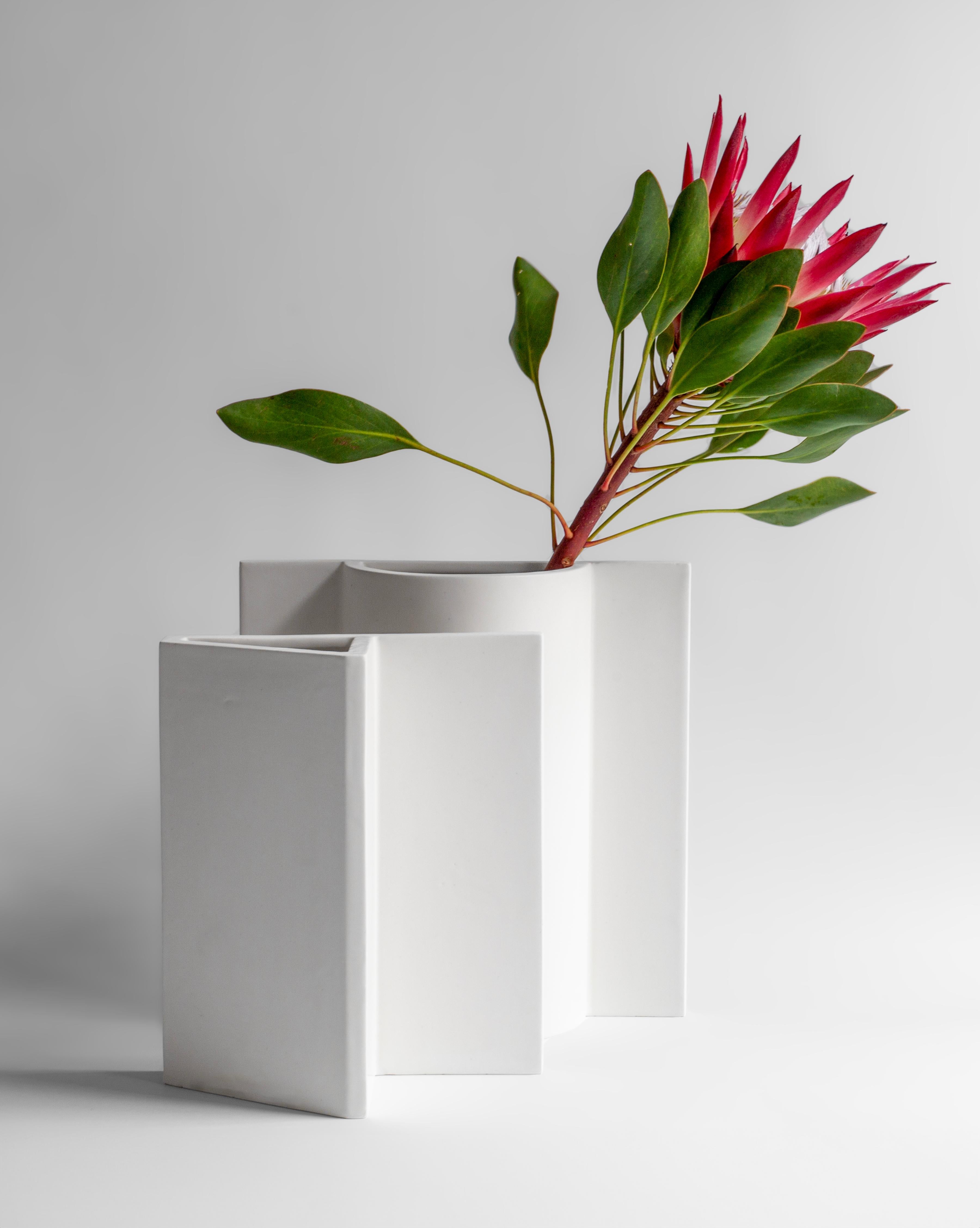 „Queen“-Vase, handgefertigte weiße Keramik, Schach inspirierte Kollektion, Italien (Italienisch) im Angebot
