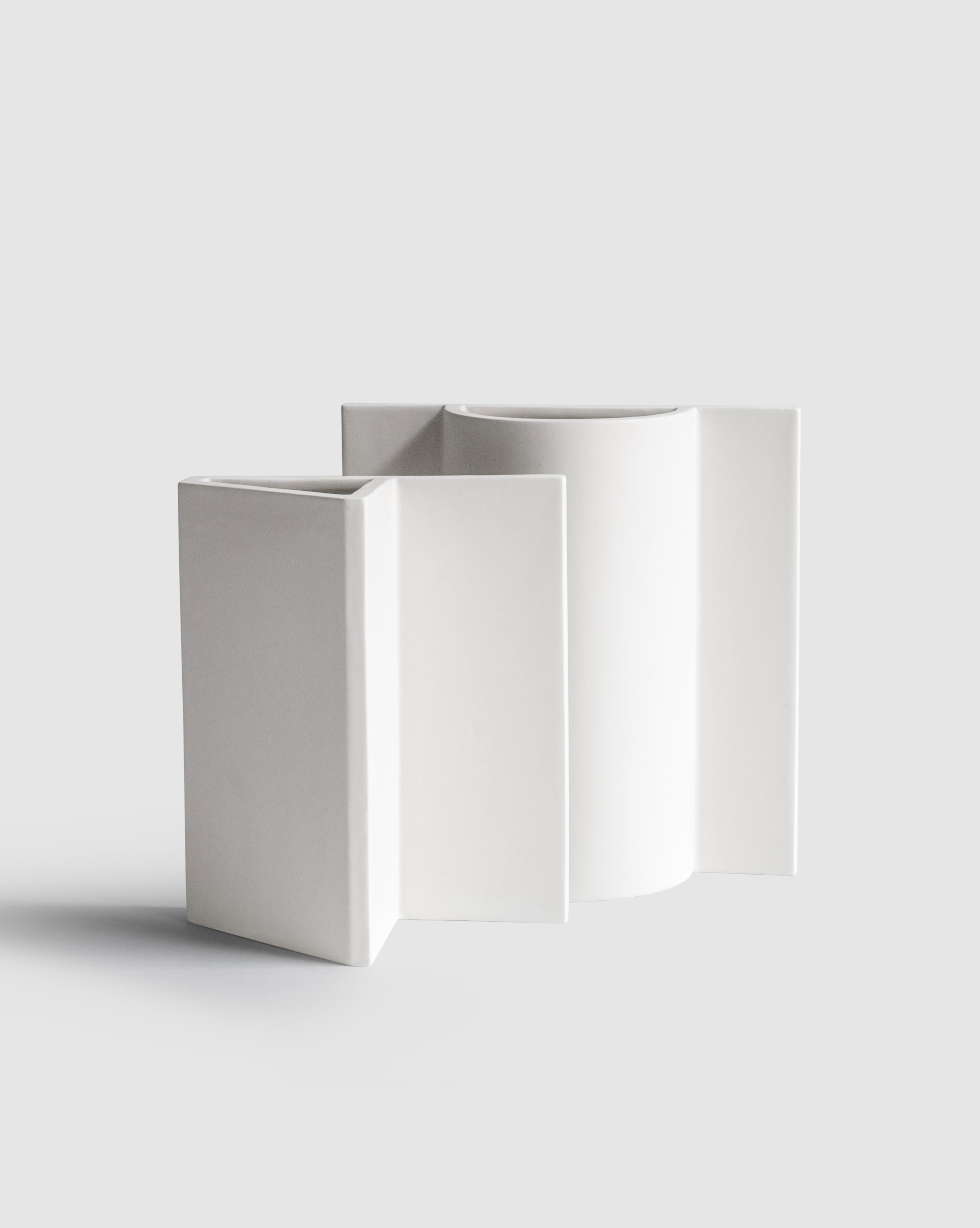 „Queen“-Vase, handgefertigte weiße Keramik, Schach inspirierte Kollektion, Italien (Gegossen) im Angebot
