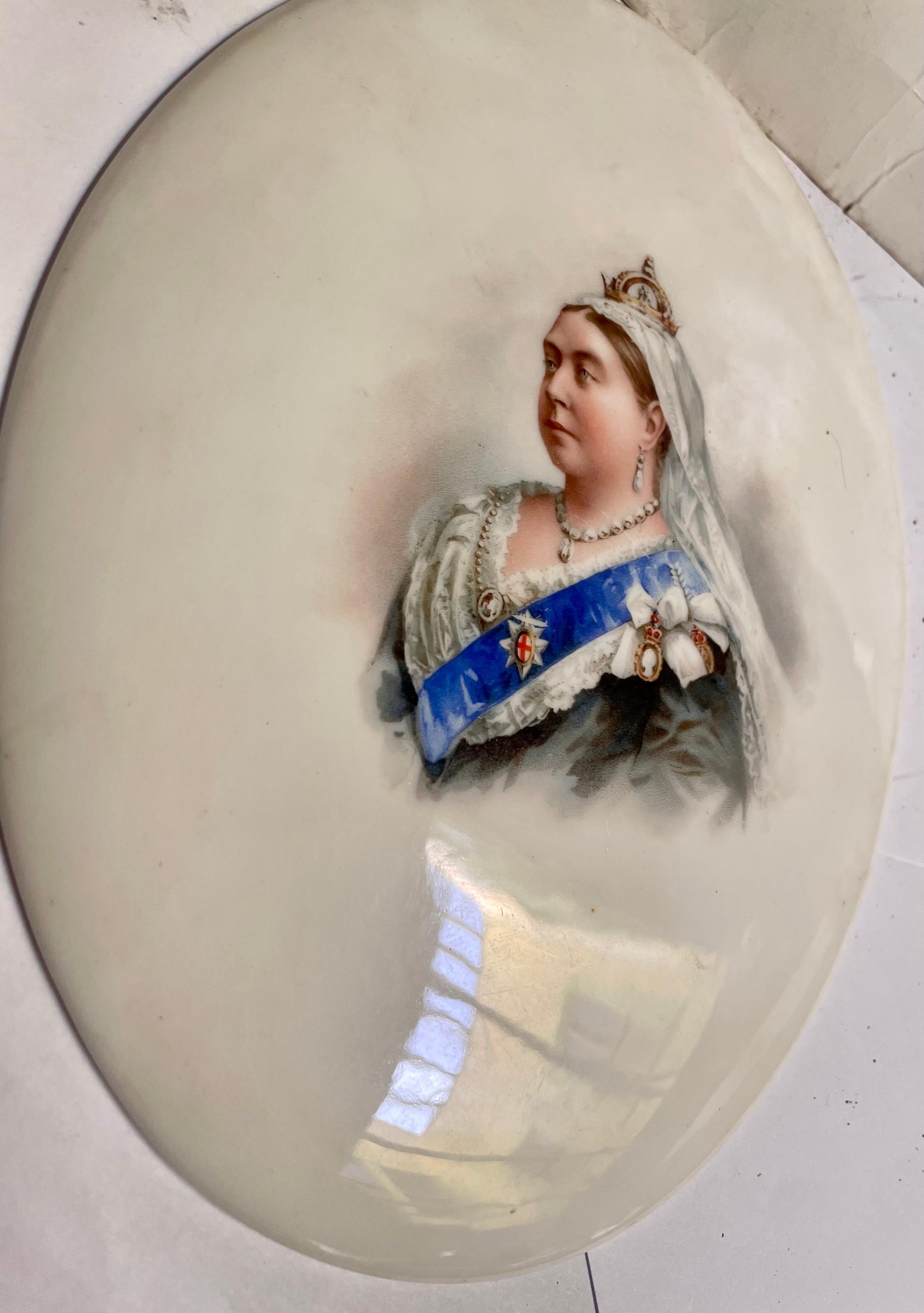 Dies ist eine süße Darstellung der schönen Königin Victoria mit ihrem fantastischen Schmuck und Verzierungen, auf einer konvexen Porzellanplakette von Doulton Burslem in England. Es hat keinen Aufhänger, aber  kann gerahmt oder auf andere Weise