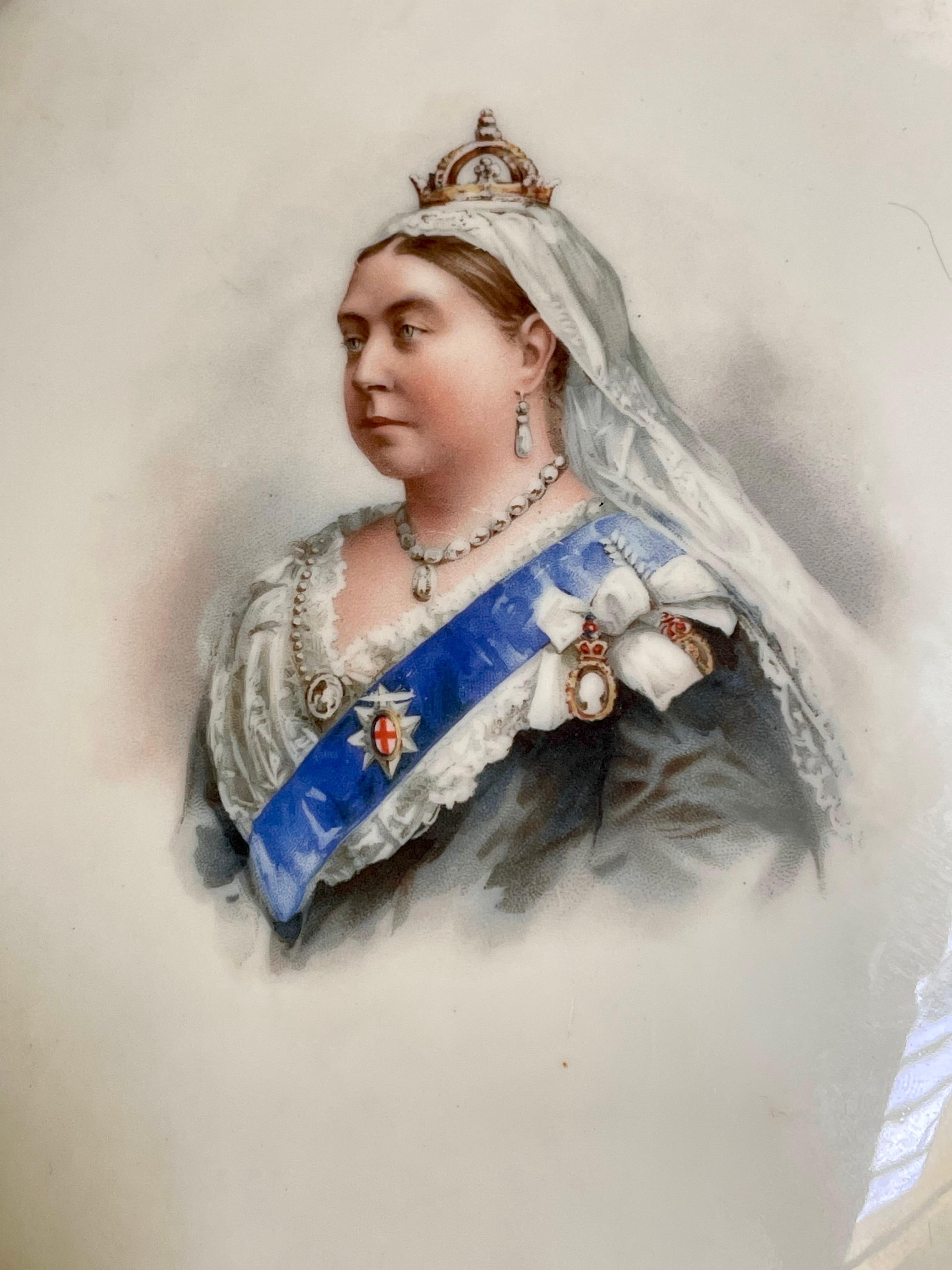 Königin Victoria Konvexe Ovale Porzellanplakette Doulton Burslem England (Spätviktorianisch) im Angebot