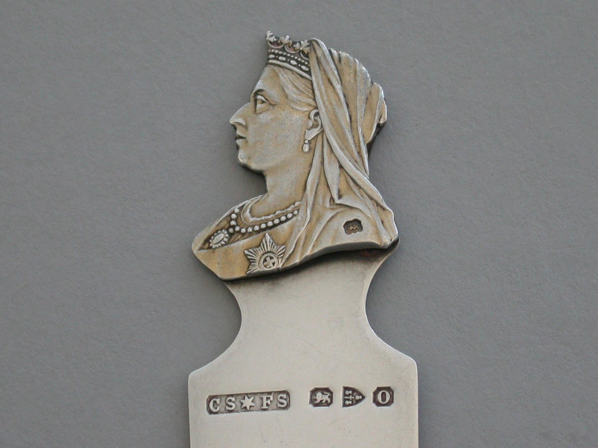 A good Victorian parcel gilt silver bookmark, the terminal formed as a bust of Queen Victoria. Made to commemorate the Diamond Jubilee of Victoria in 1897.

By Saunders & Shepherd, Chester, 1897

In good condition with no damage or