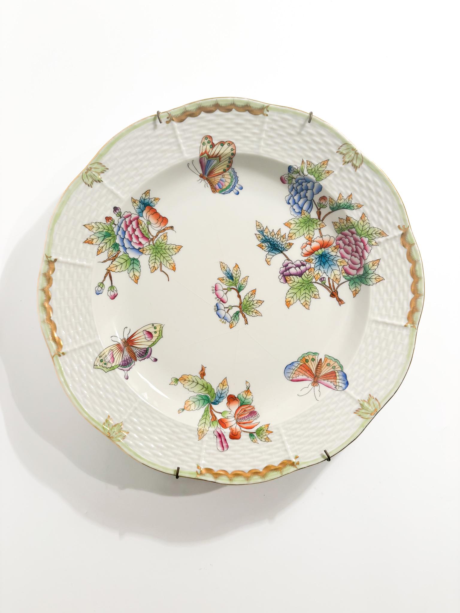 Decorative plate in Herend porcelain, Queen Victoria collection, hand painted with pure gold edging. The plate has an internal crack as displayed in the photos. More information on request.

Ø 25 cm 

Herend porcelain is among the most prestigious