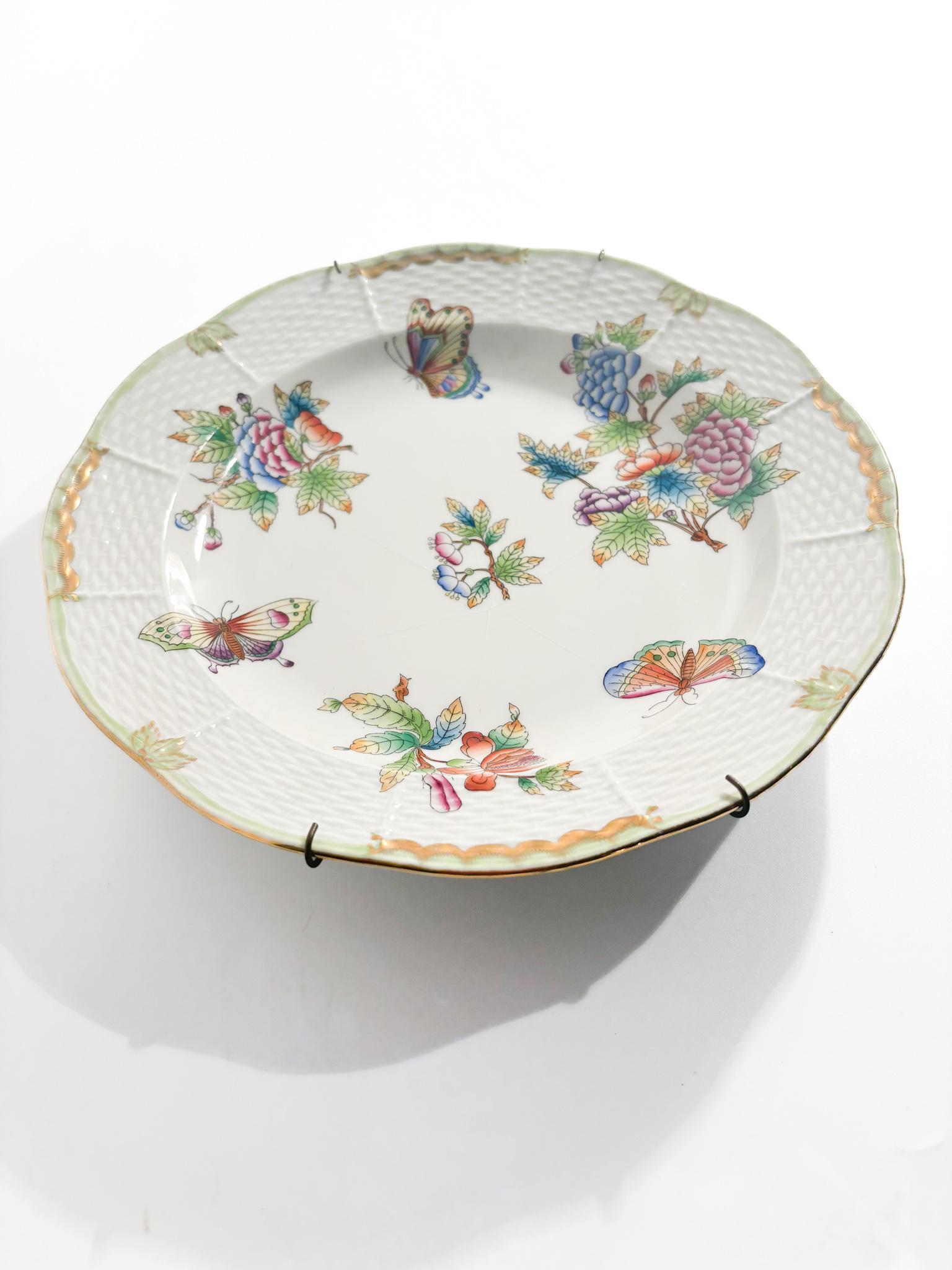 Queen Victoria Herend Porcelain Decorative Plate In Fair Condition In Milano, MI
