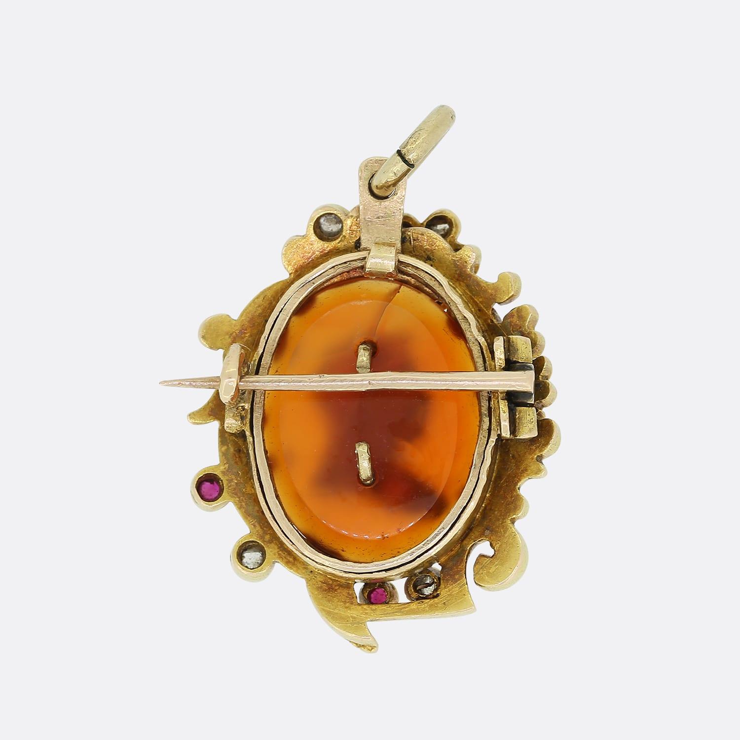 Ce pendentif/broche victorien en diamants et rubis est vraiment magnifique. Le pendentif est composé d'un morceau plat d'agate rouge de forme ovale sur lequel figure la reine Victoria en or. La partie centrale est entourée d'un cadre en or serti de