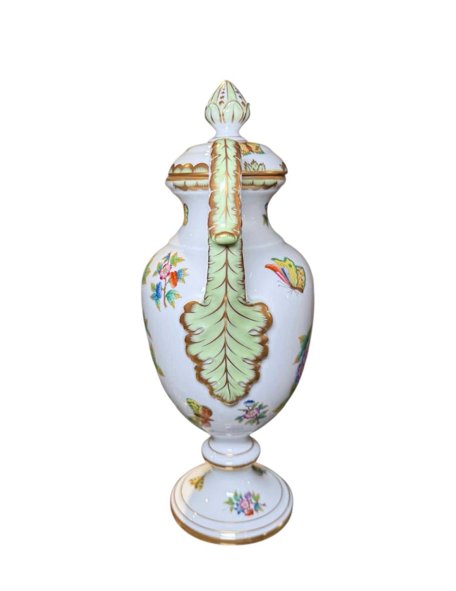 Victorien Urne à couvercle en porcelaine Herend à motif de la reine Victoria en vente