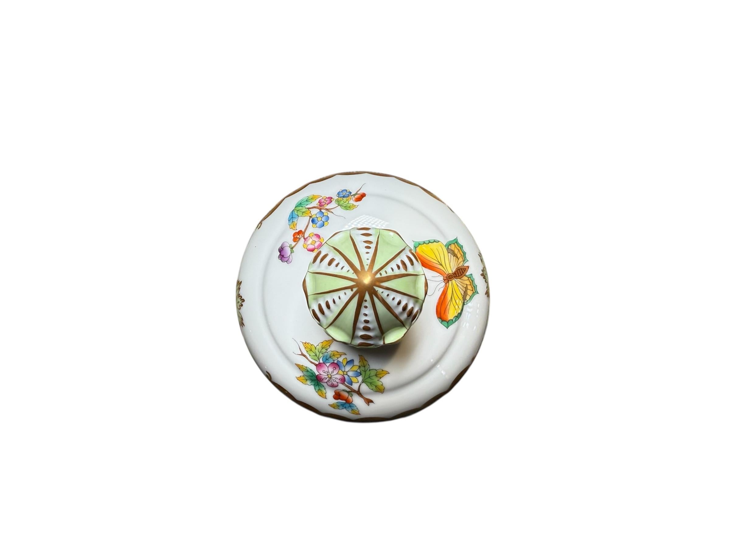Hongrois Urne à couvercle en porcelaine Herend à motif de la reine Victoria en vente