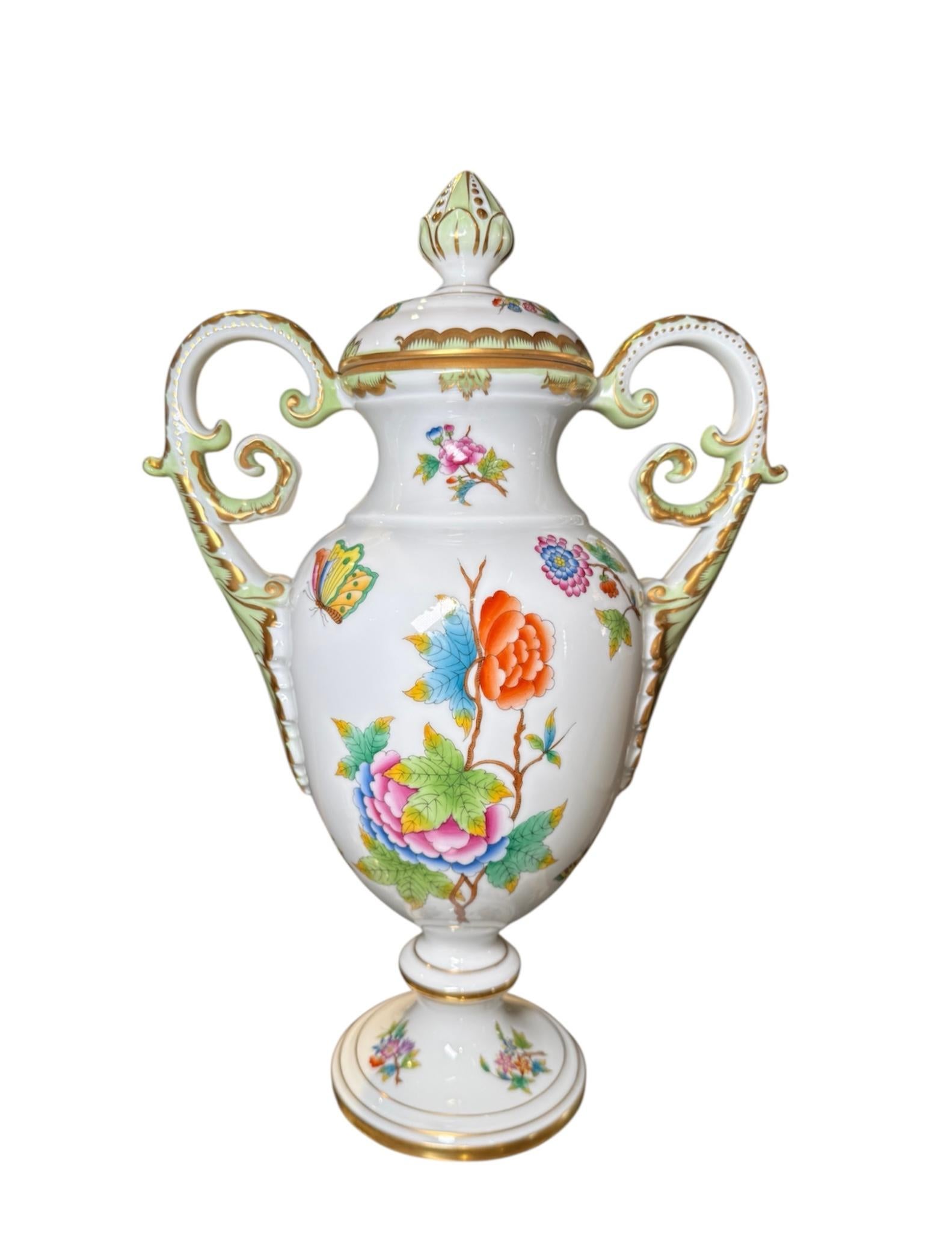 Peint à la main Urne à couvercle en porcelaine Herend à motif de la reine Victoria en vente