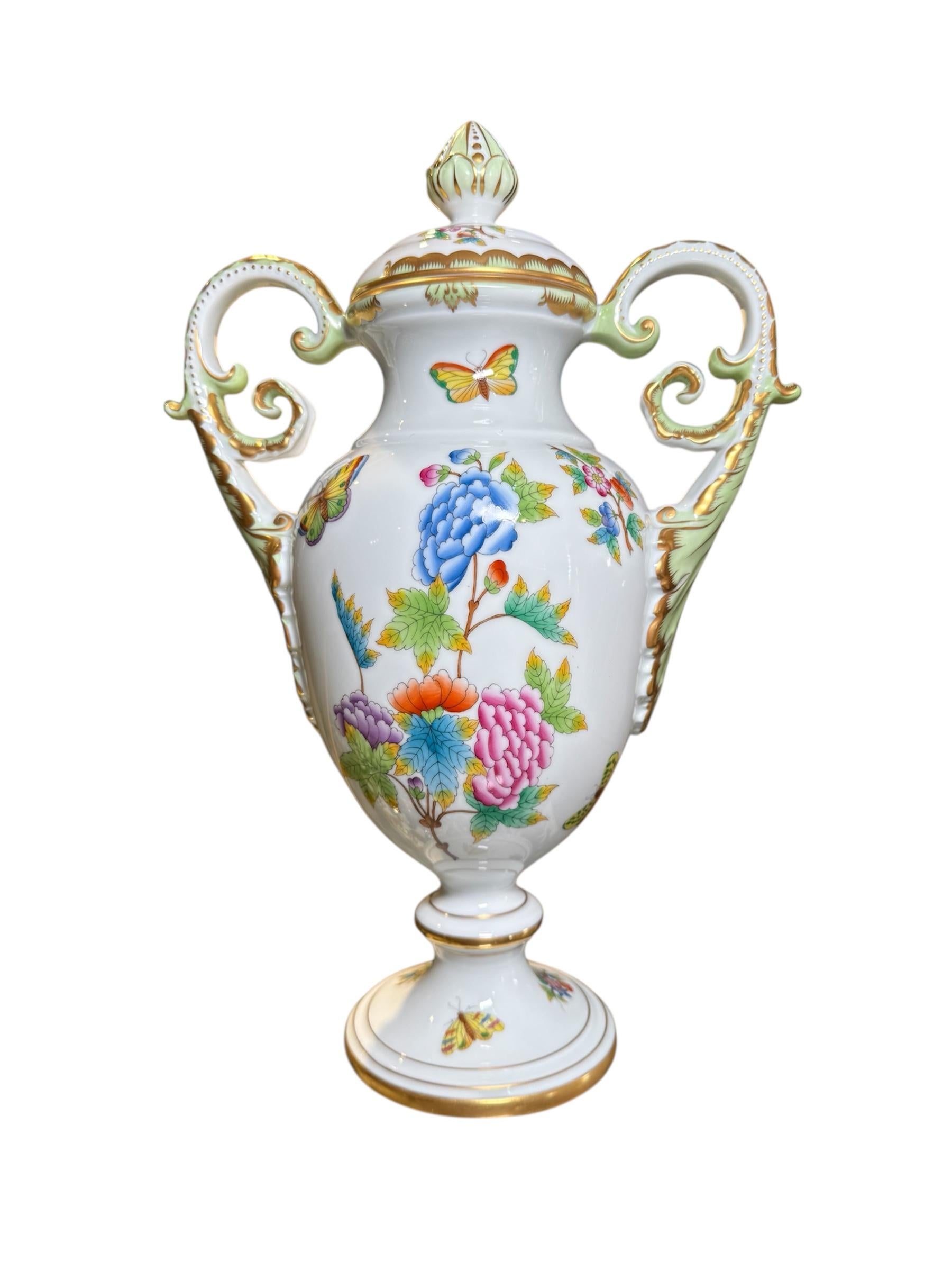 Urne à couvercle en porcelaine Herend à motif de la reine Victoria Bon état - En vente à Guaynabo, PR