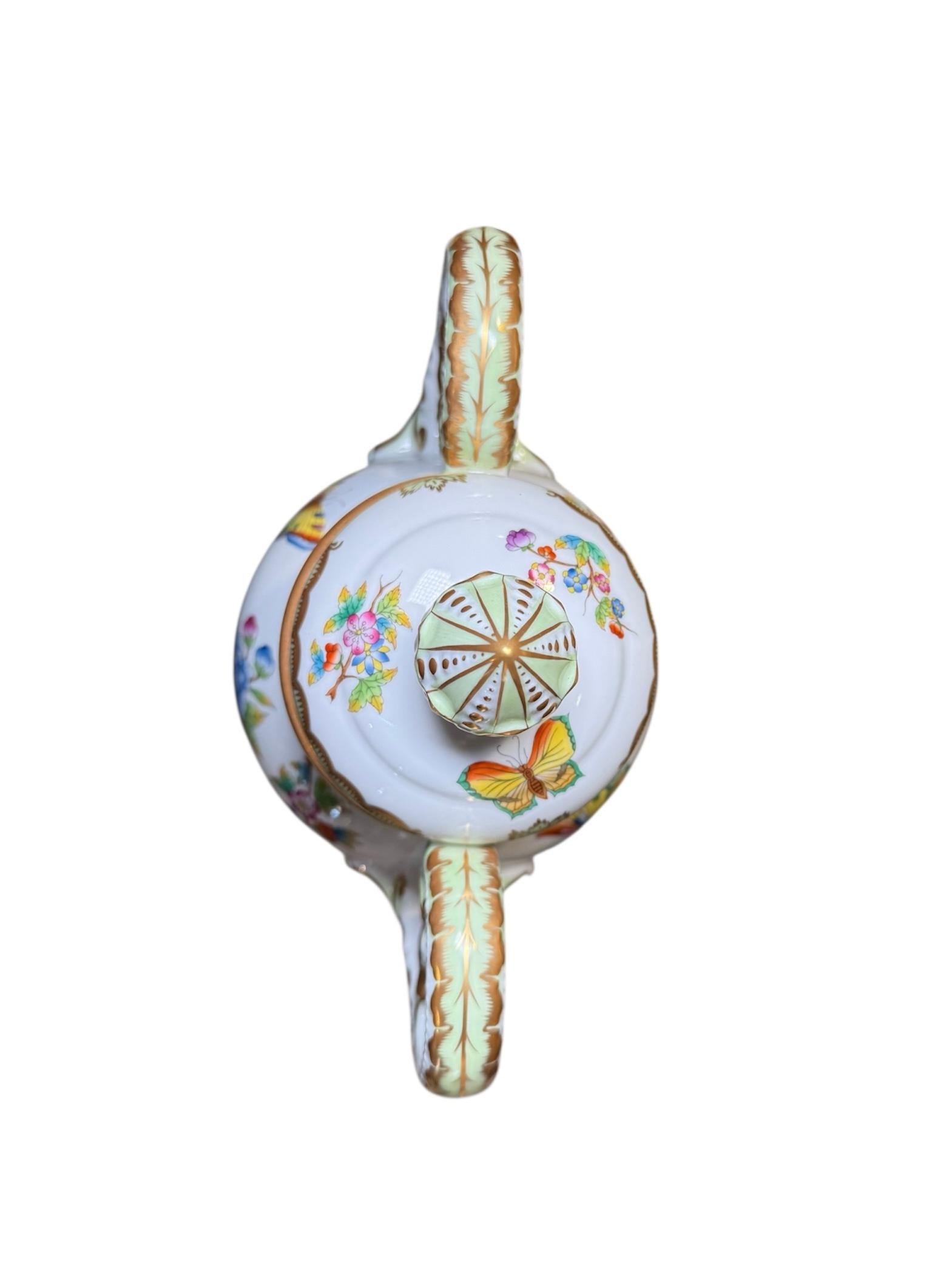 XXIe siècle et contemporain Urne à couvercle en porcelaine Herend à motif de la reine Victoria en vente