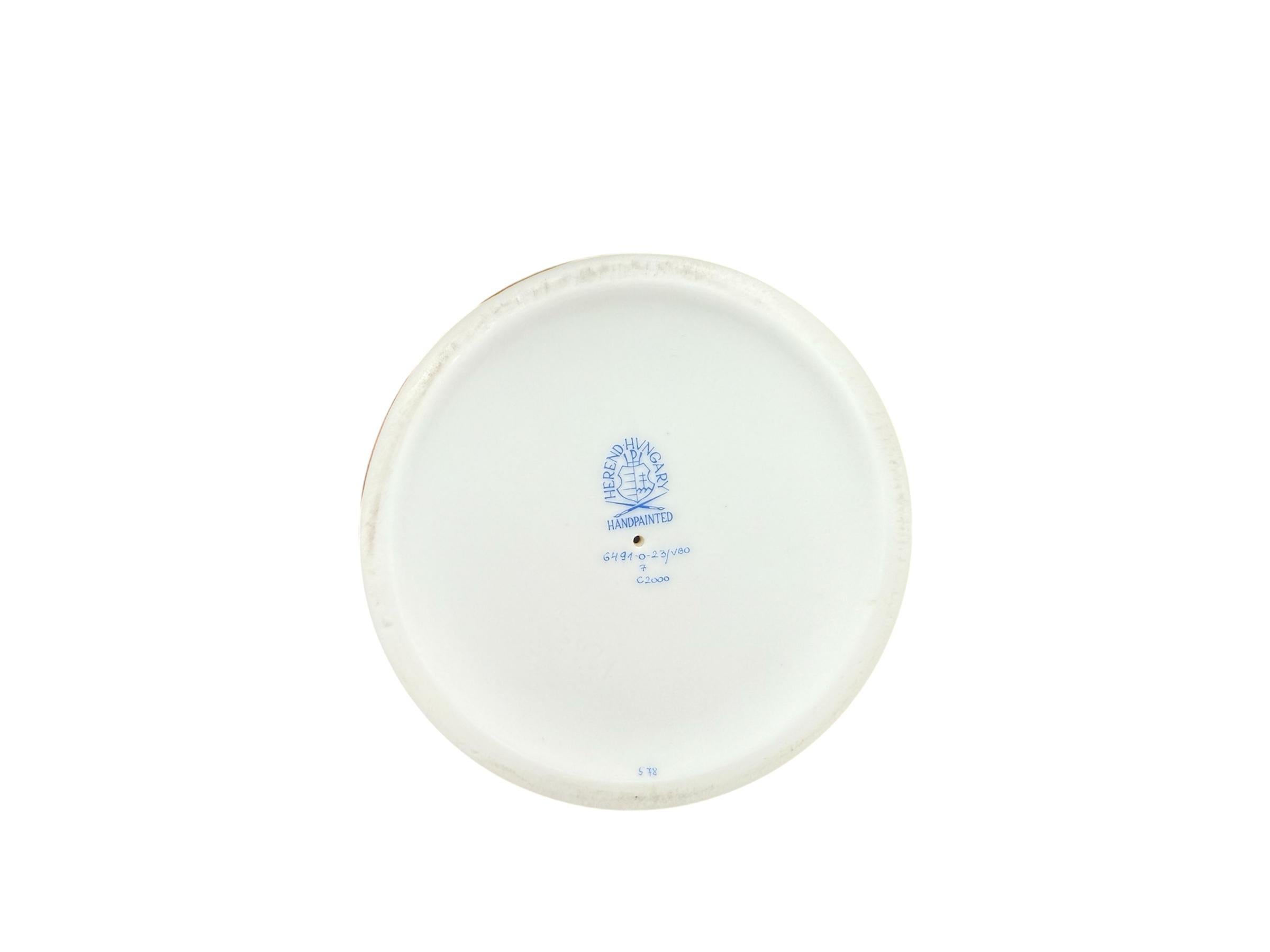 Urne à couvercle en porcelaine Herend à motif de la reine Victoria en vente 1
