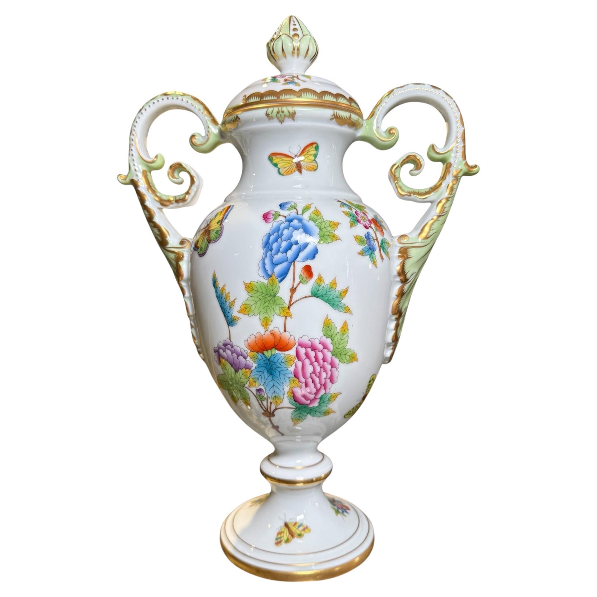 Urne à couvercle en porcelaine Herend à motif de la reine Victoria