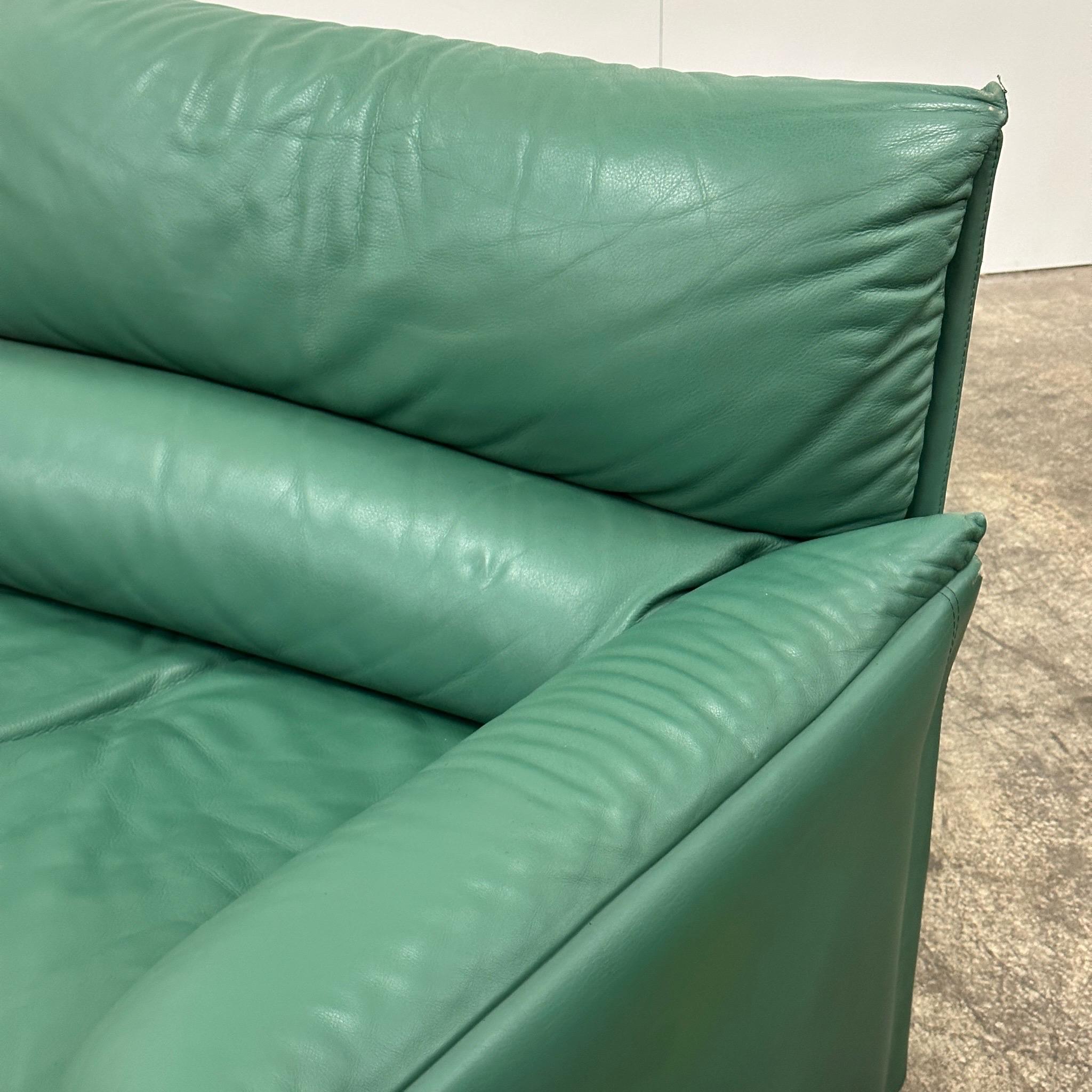 c. 1970s. Deux disponibles. Cuir italien vert avec base en plastique. Tagué. 