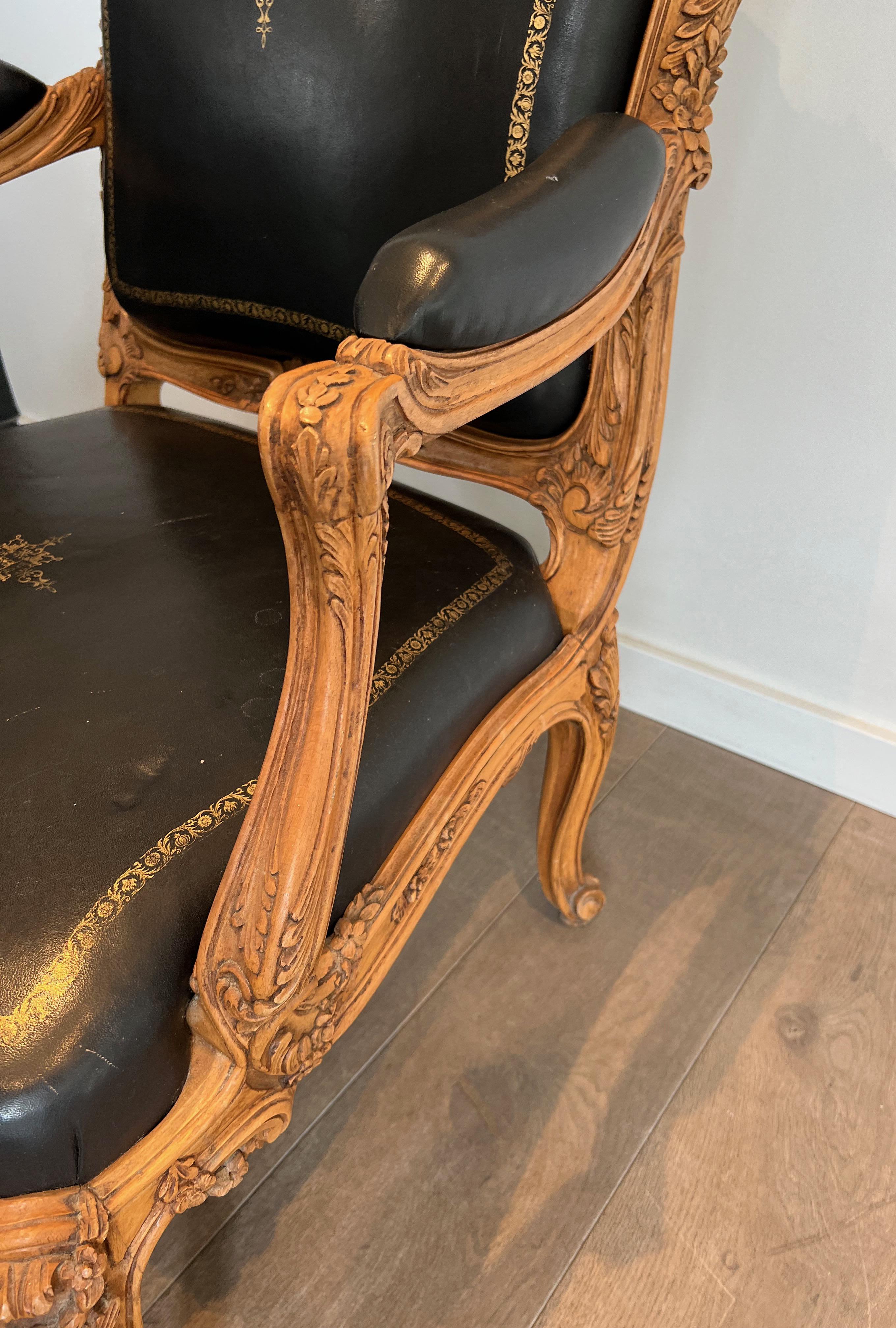 Queen's Armchair made of Carved Walnut Upholstered in Black Leather with Iron-Gi For Sale 4
