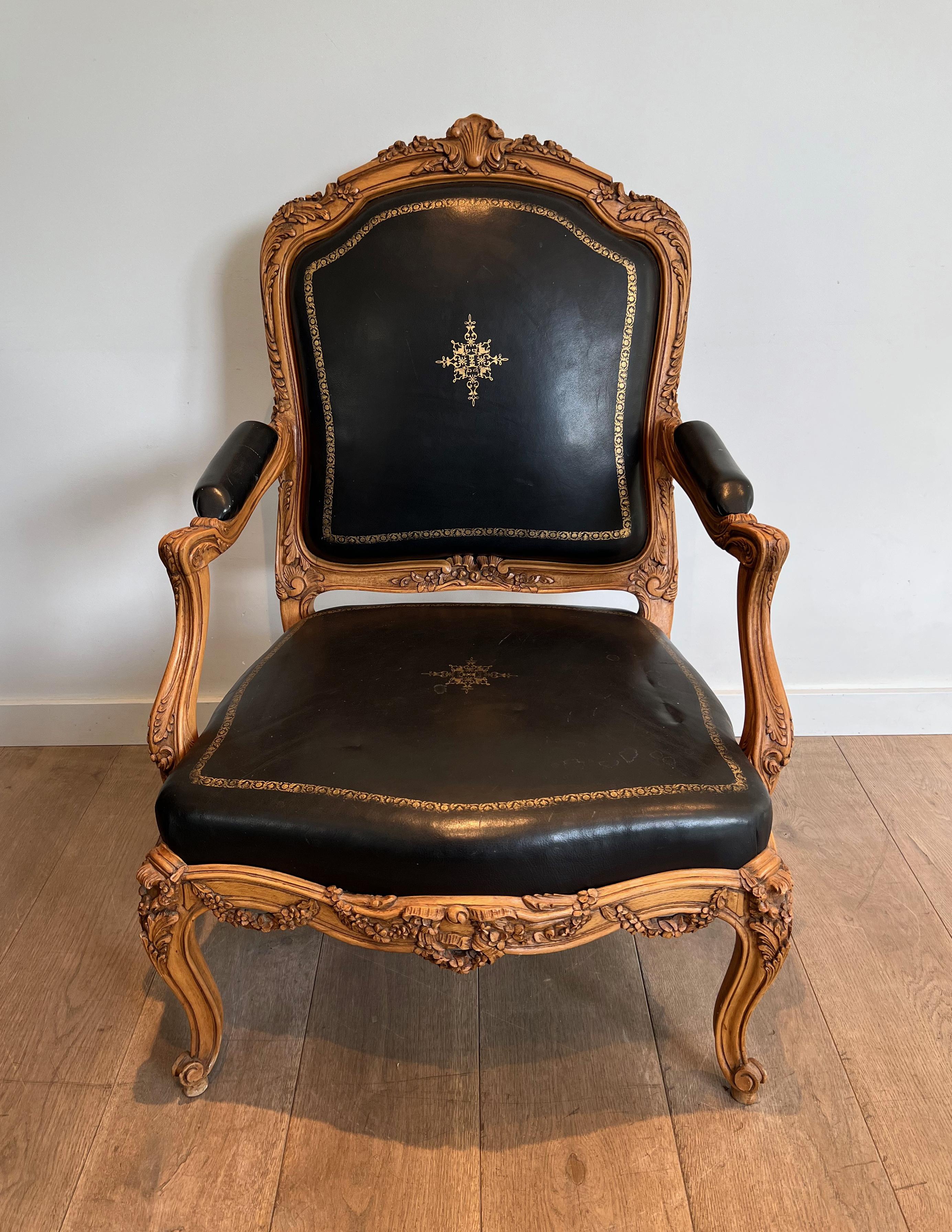 Queen's Armchair made of Carved Walnut Upholstered in Black Leather with Iron-Gi For Sale 6