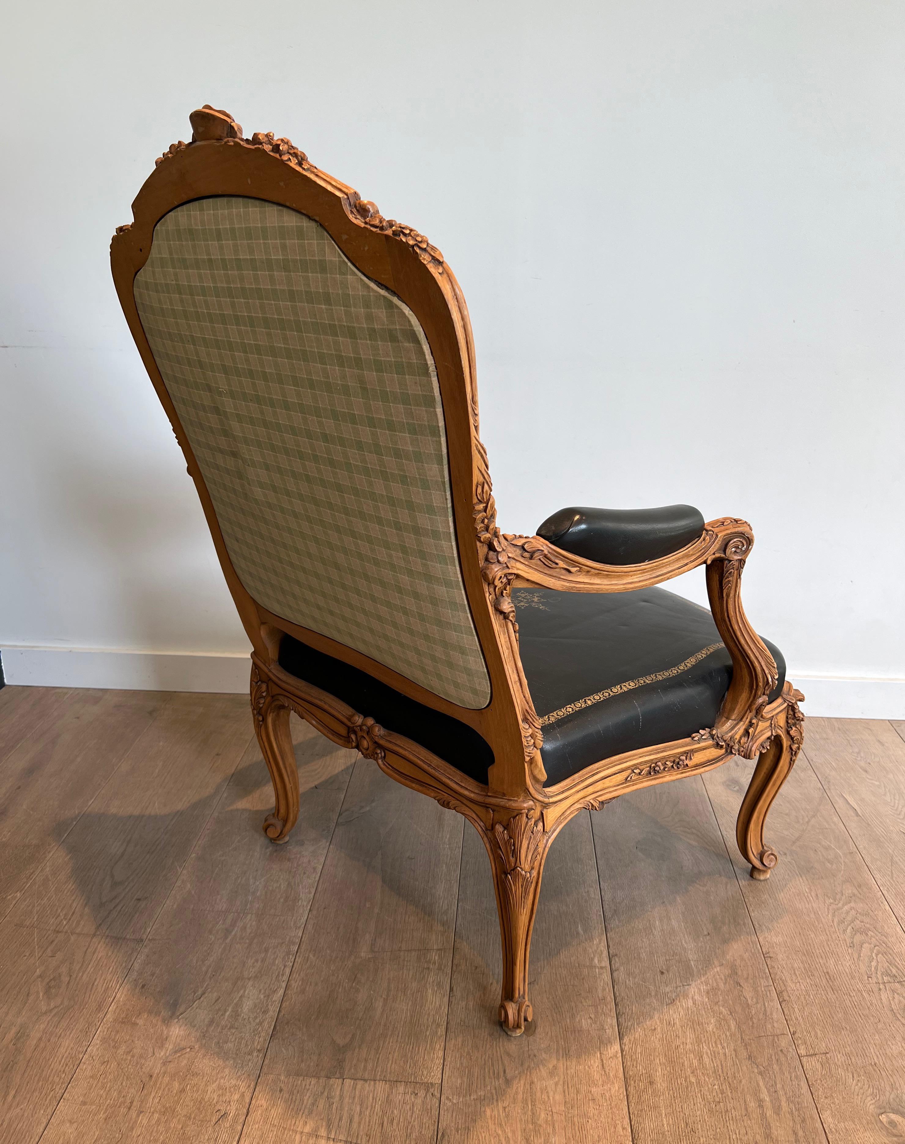 Queen's Armchair made of Carved Walnut Upholstered in Black Leather with Iron-Gi For Sale 7