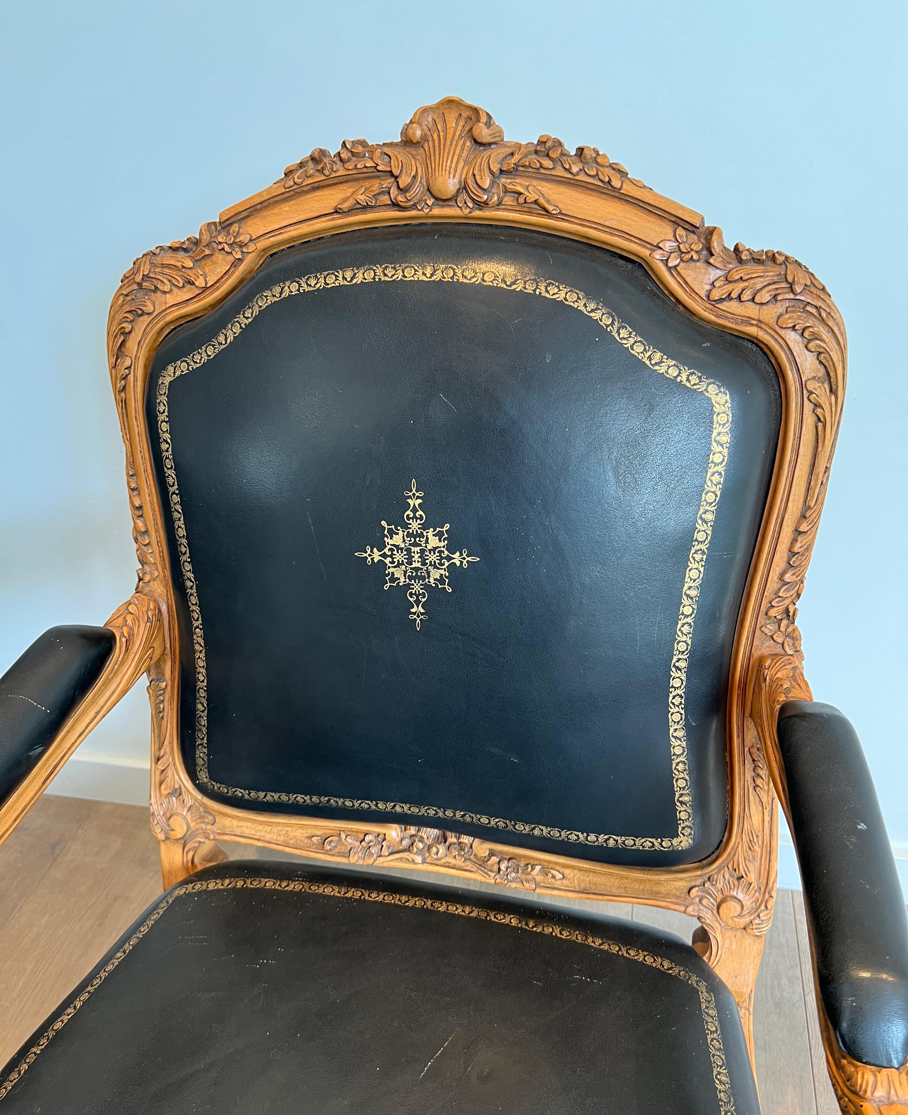 Queen's Armchair made of Carved Walnut Upholstered in Black Leather with Iron-Gi For Sale 9