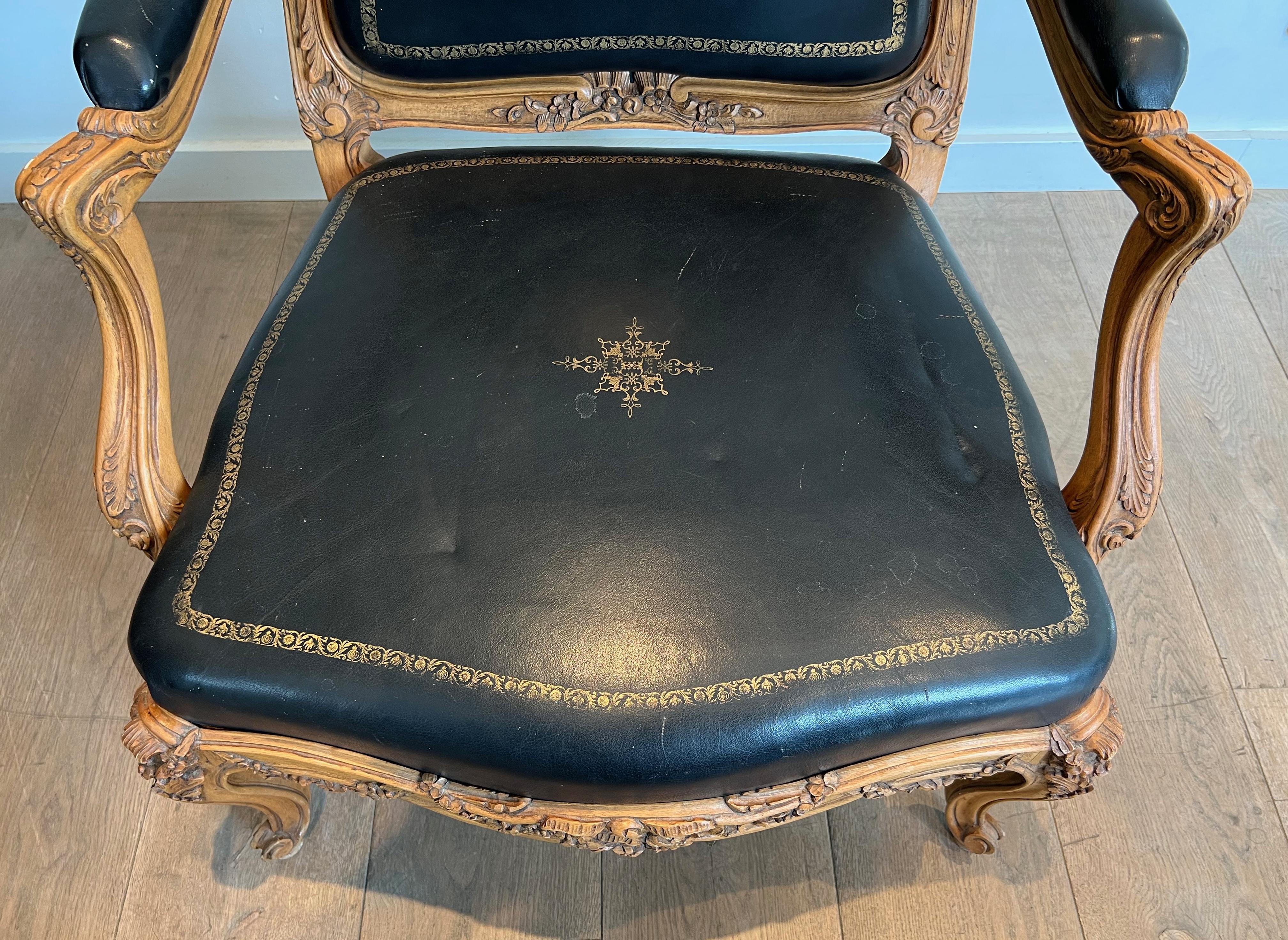 Queen's Armchair made of Carved Walnut Upholstered in Black Leather with Iron-Gi For Sale 11
