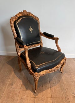 Queen's Sessel aus geschnitztem Nussbaumholz, gepolstert mit schwarzem Leder und Eisen-Gi