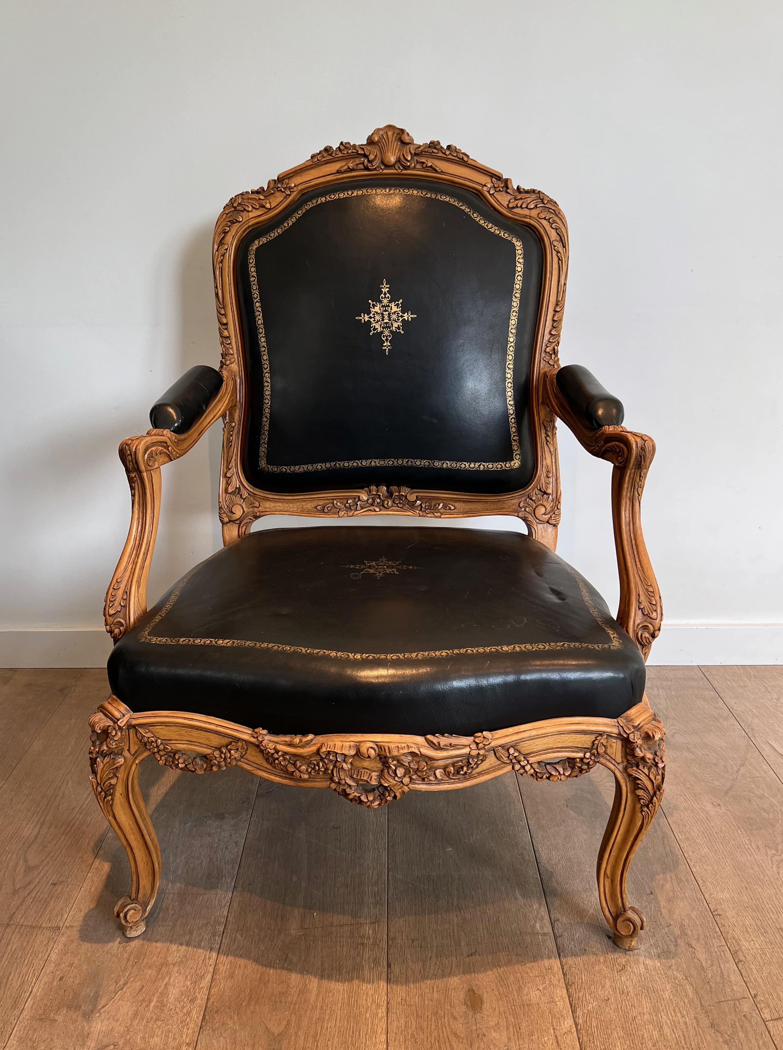 Queen's Armchair made of Carved Walnut Upholstered in Black Leather with Iron-Gi For Sale 14