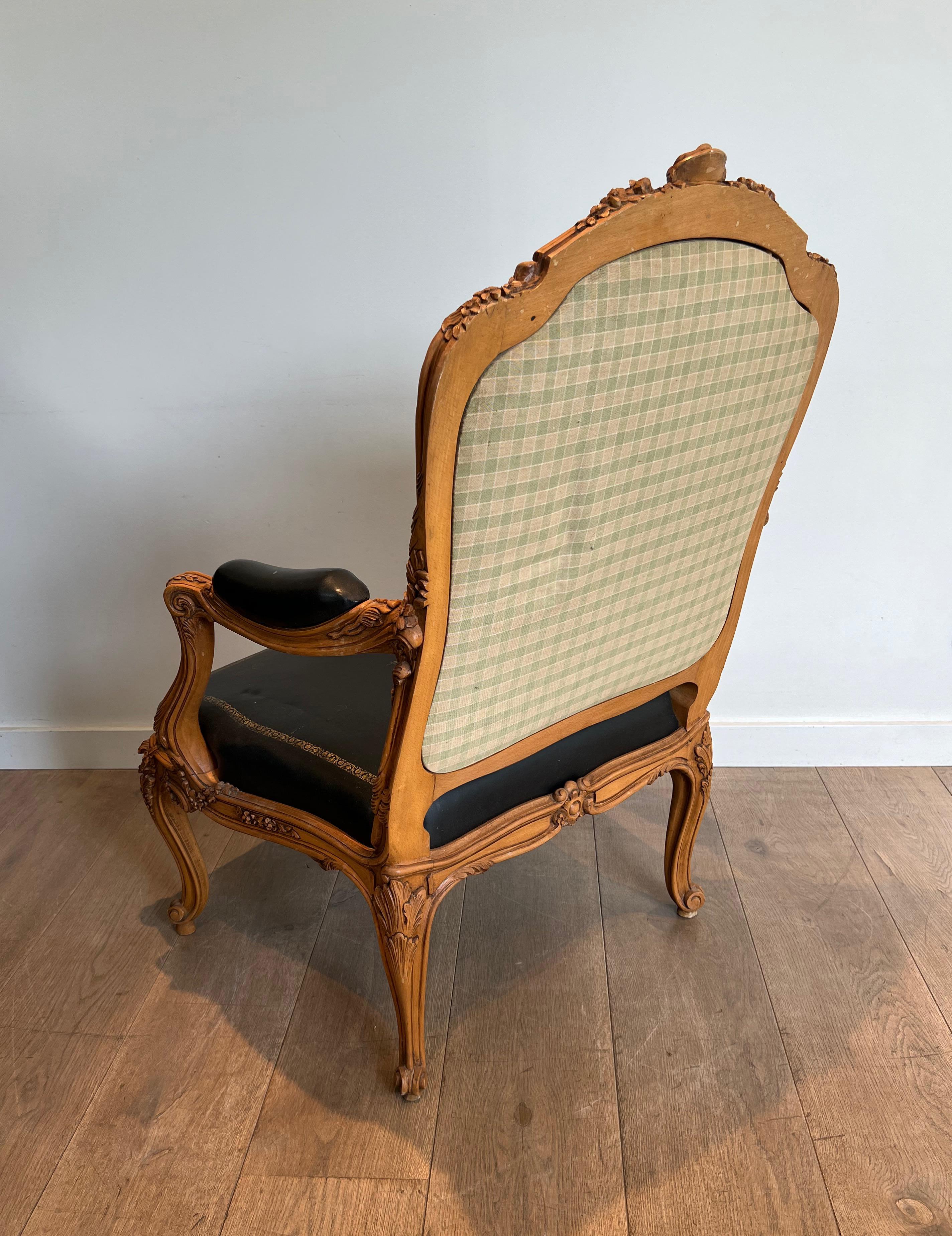 Queen's Armchair made of Carved Walnut Upholstered in Black Leather with Iron-Gi In Good Condition For Sale In Marcq-en-Barœul, Hauts-de-France