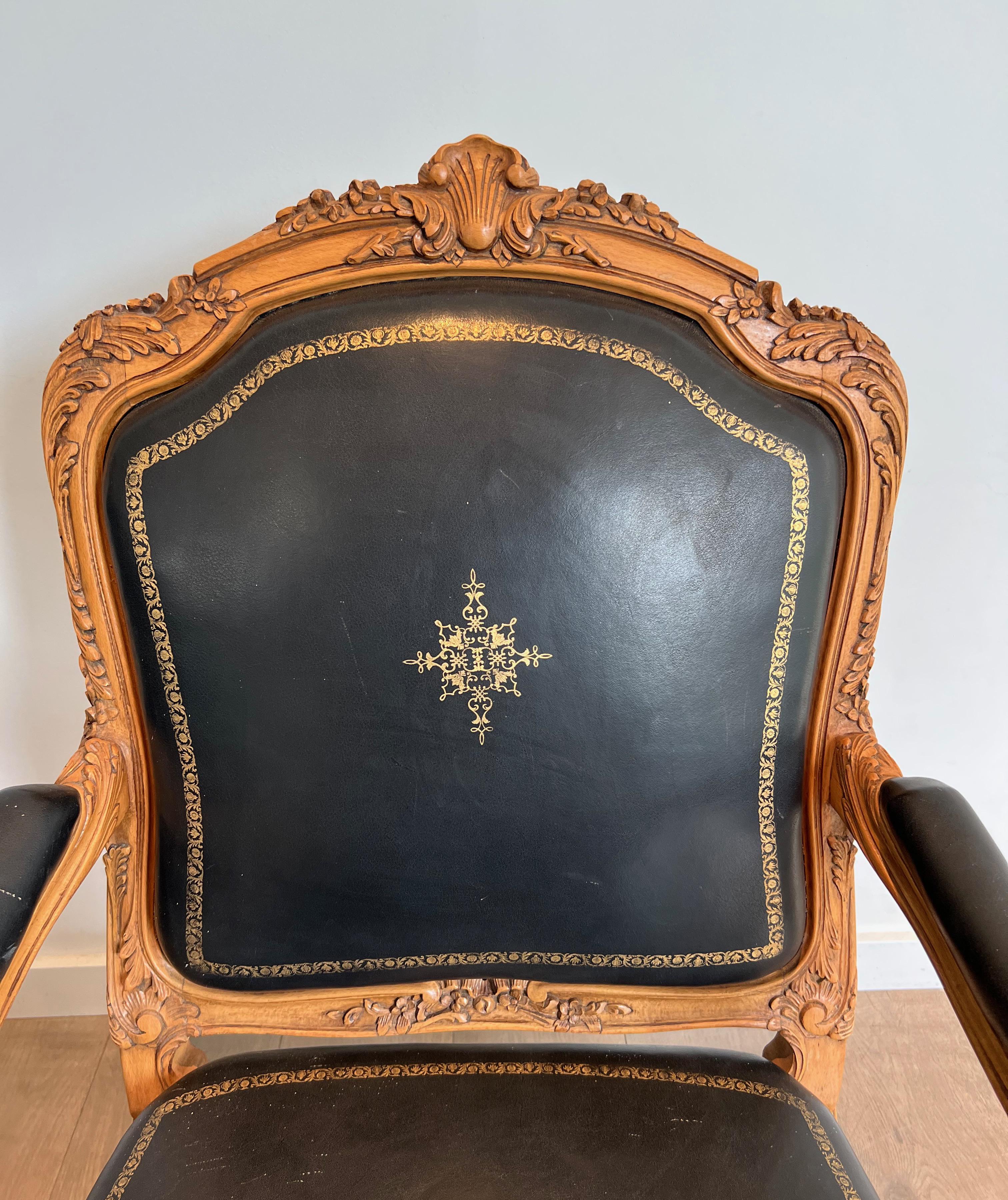 Mid-20th Century Queen's Armchair made of Carved Walnut Upholstered in Black Leather with Iron-Gi For Sale