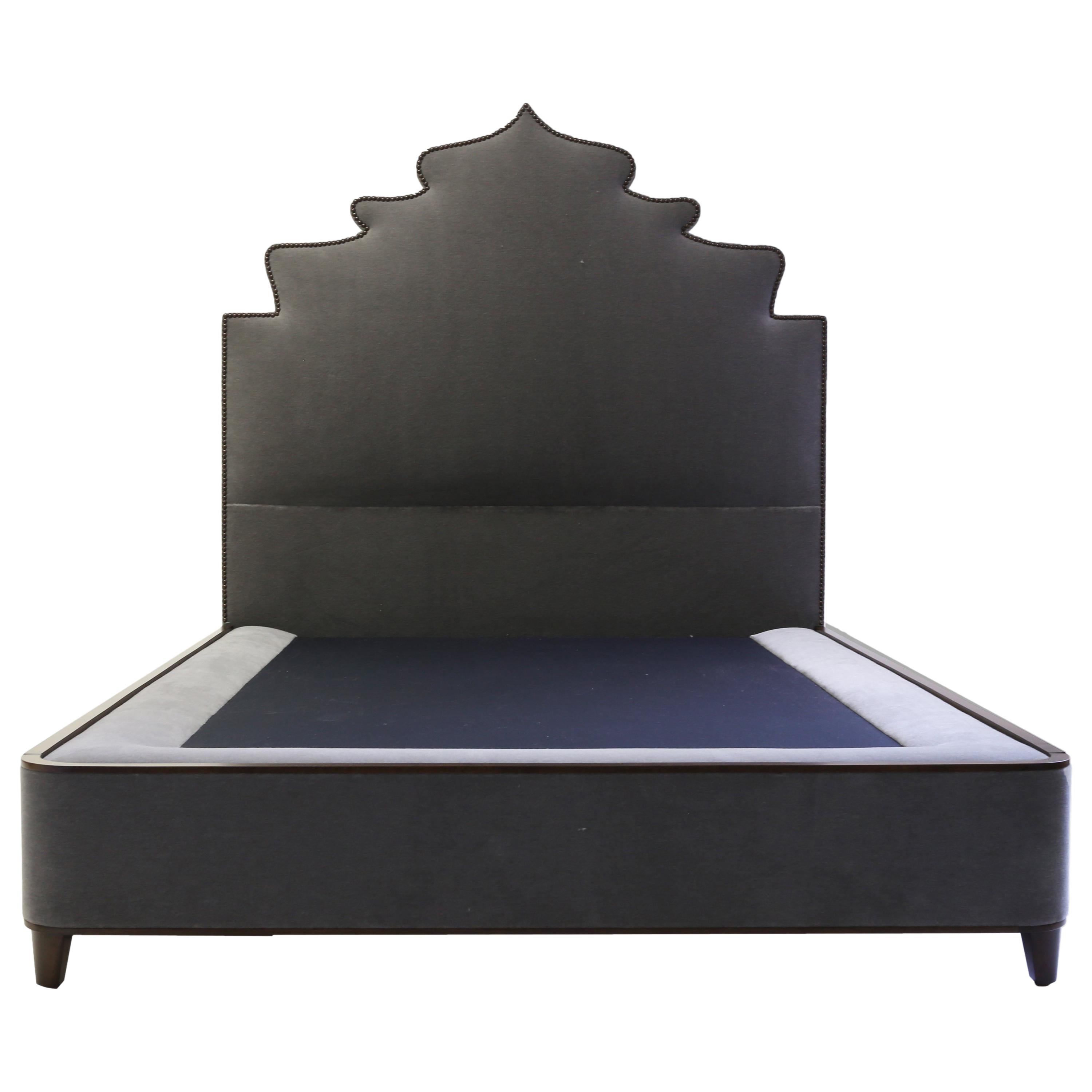 Lit Queensize avec tête de lit sculptée avec clous et base recouverte de bois sur pieds en bois en vente