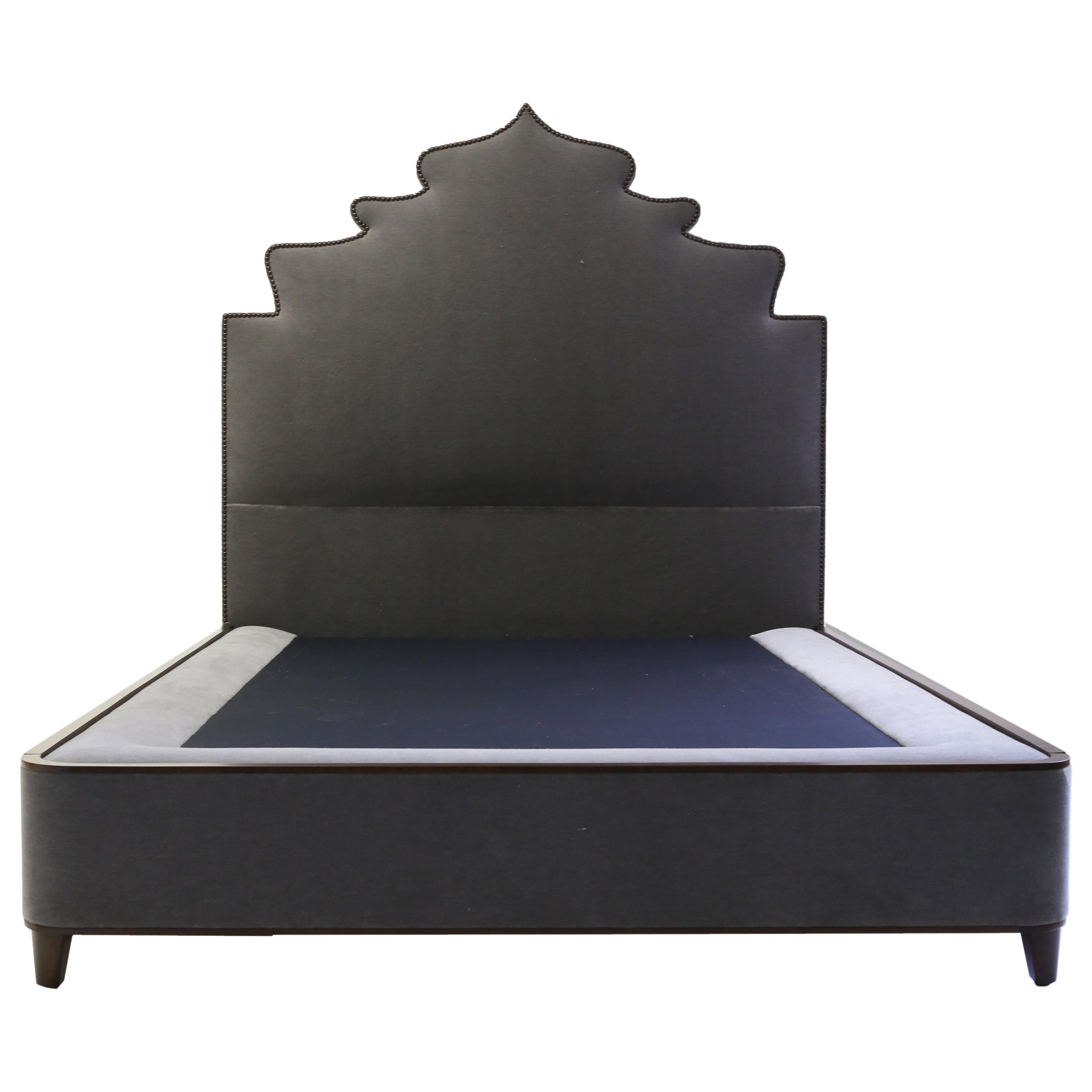 Lit Queensize avec tête de lit sculptée avec clous et base recouverte de bois sur pieds en bois