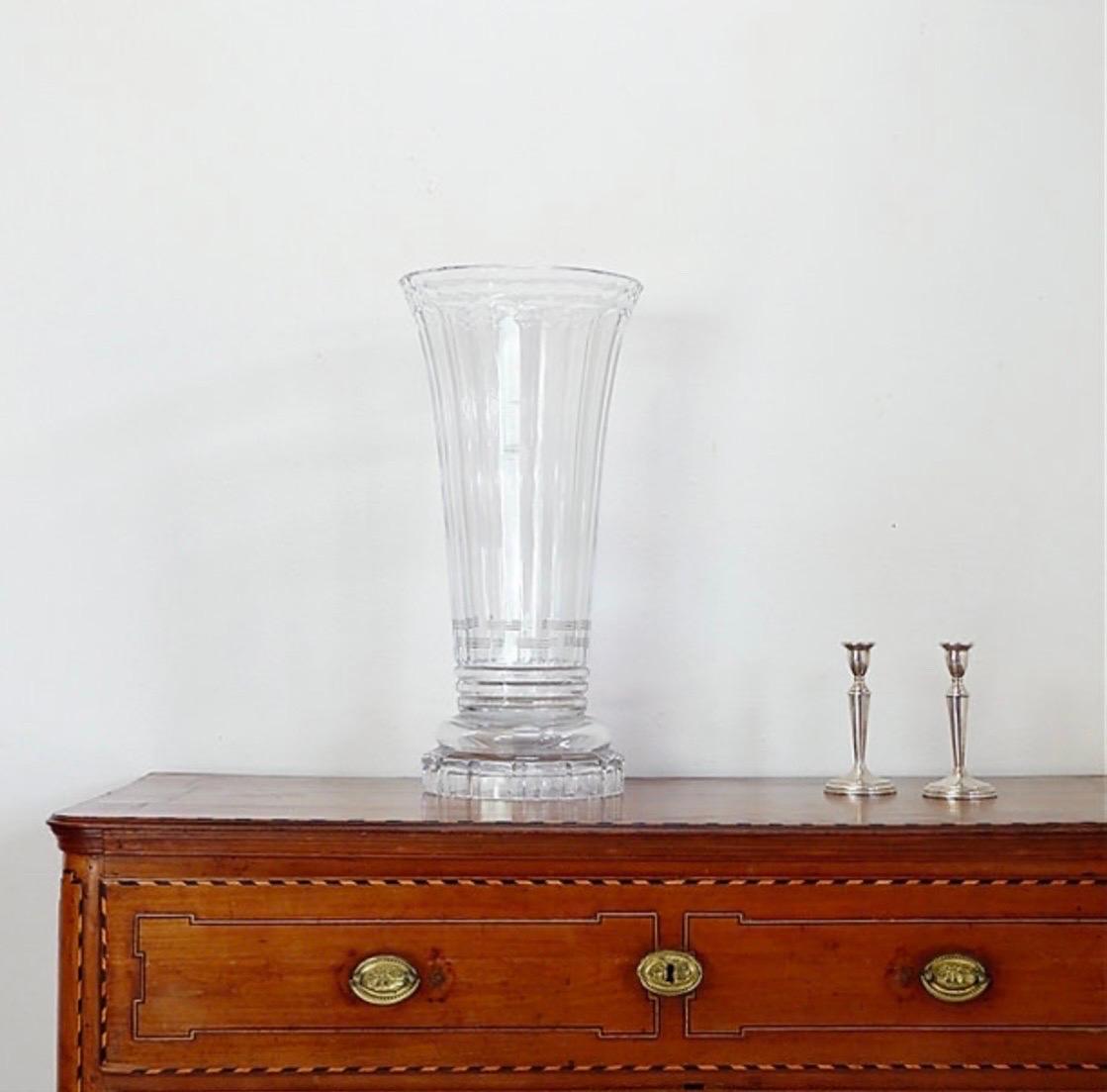 Vaso in cristallo trasparente Queensland - Val Saint Lambert H. 61,5 

Usura coerente con l'età e l'uso.

Val Saint Lambert - Arte del cristallo - Metà secolo
Questo vaso presenta delle rotture - Vedi le foto
Misure : Ø30cm H. 61,5cm 