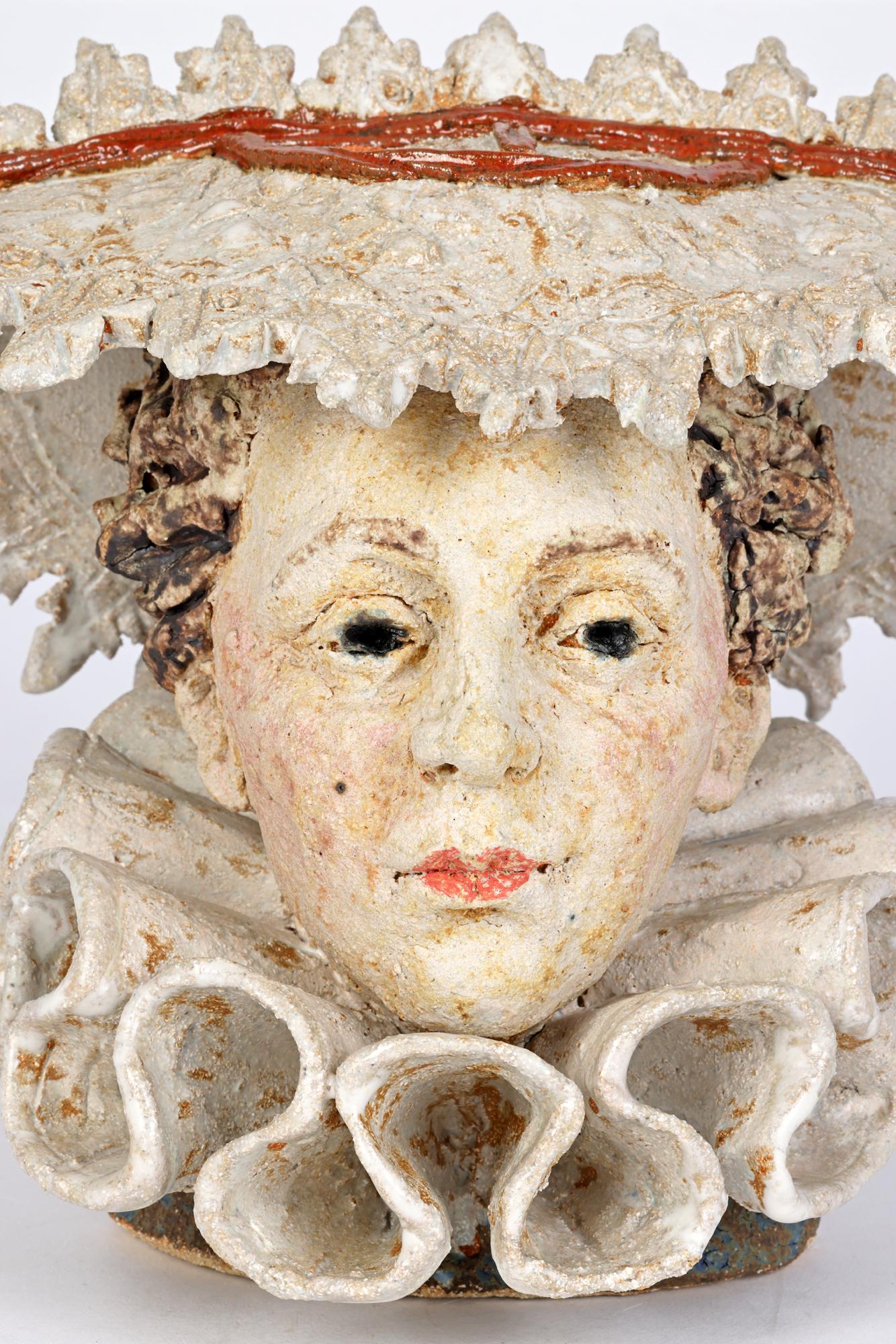 Sculpture artisanale en grès très inhabituelle du milieu du siècle représentant une tête de femme élisabéthaine, peut-être Elizabeth I, portant un chapeau et un collier d'époque, attribuée à l'artiste et écrivain de renom Quentin Bell (britannique,
