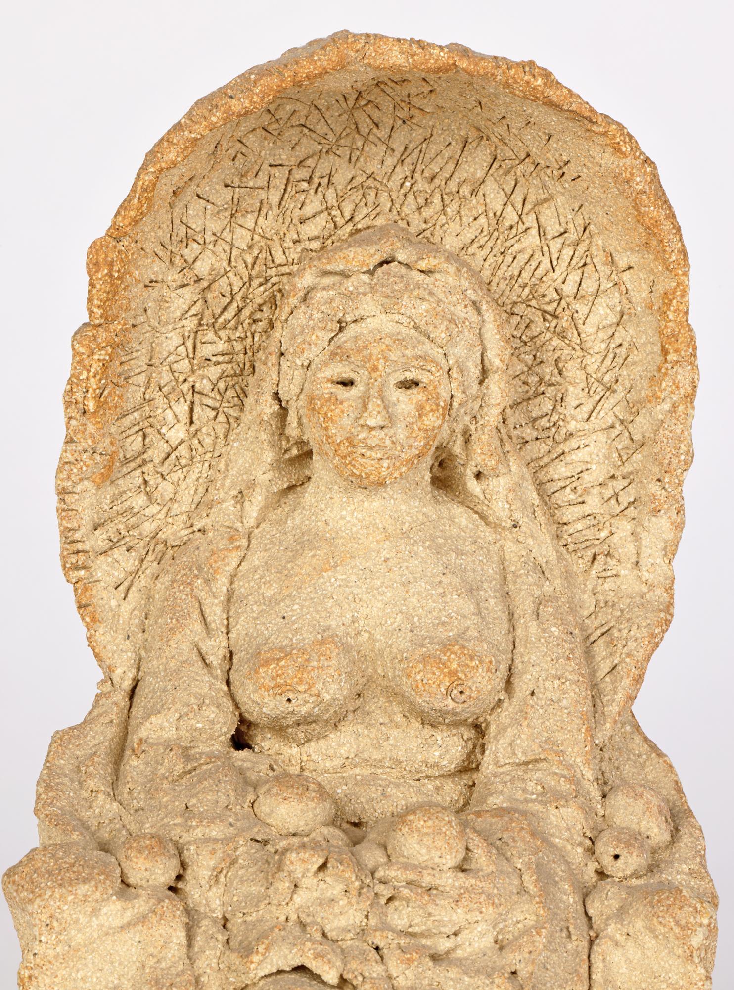 Sculpture artisanale en grès du milieu du siècle représentant un nu avec des fruits assis dans une tonnelle, attribuée à l'artiste et écrivain renommé Quentin Bell (britannique, 1910-1996). La figurine en grès est très travaillée et représente la