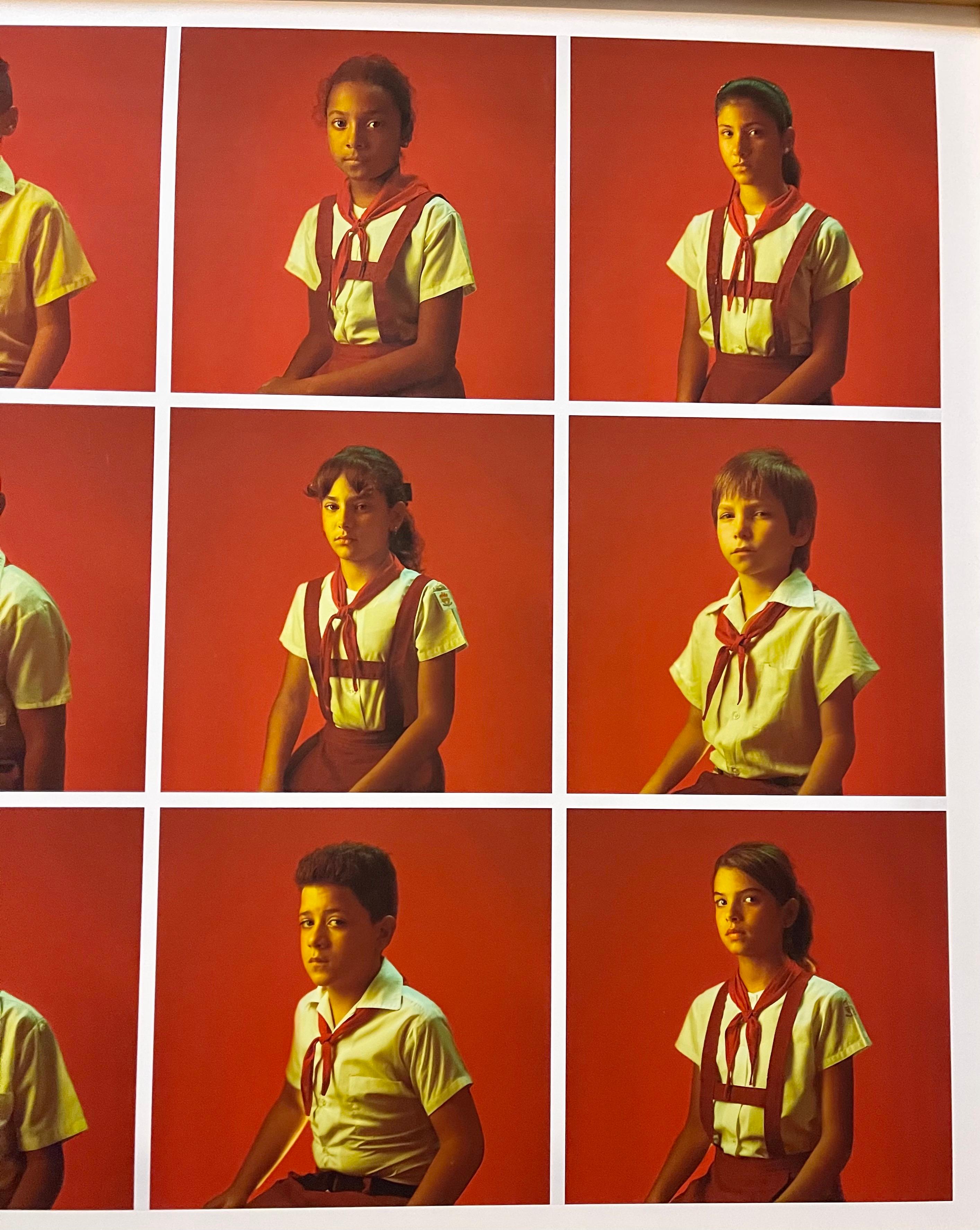 Grande fotografia contemporanea cinese Bambini della scuola cubana L'Avana Foto a colori - Portrait Photograph Rosso di Quentin Shih