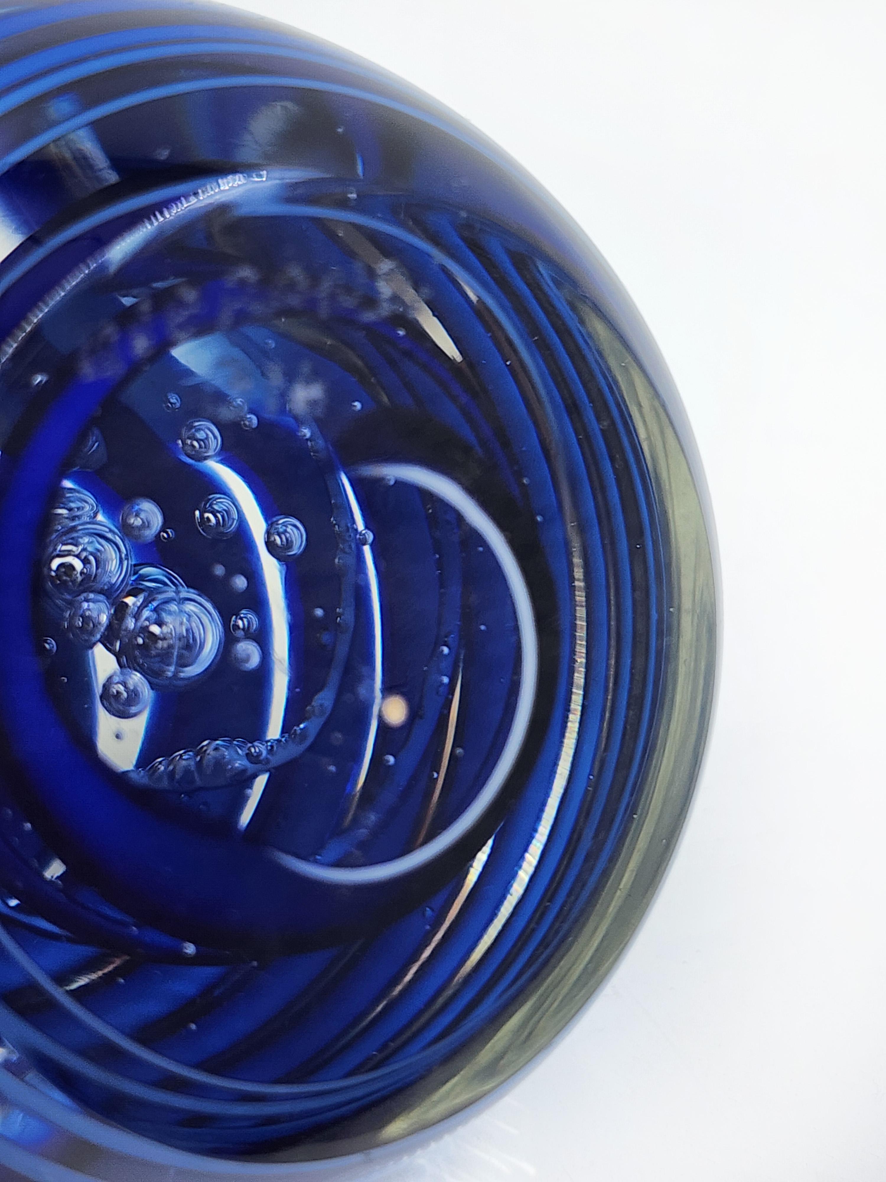 Postmoderno Querandi Art Glass fermacarte in blu cobalto in vendita