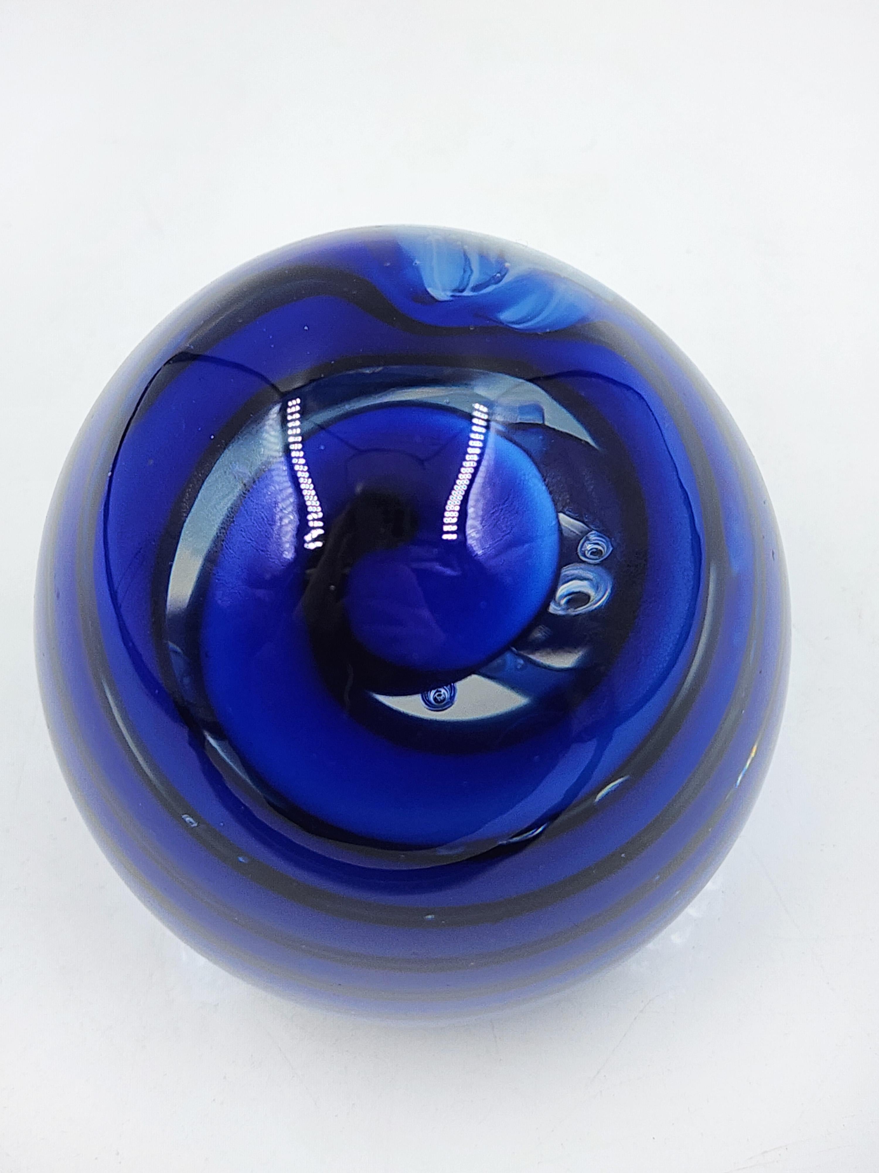 Argentino Querandi Art Glass fermacarte in blu cobalto in vendita