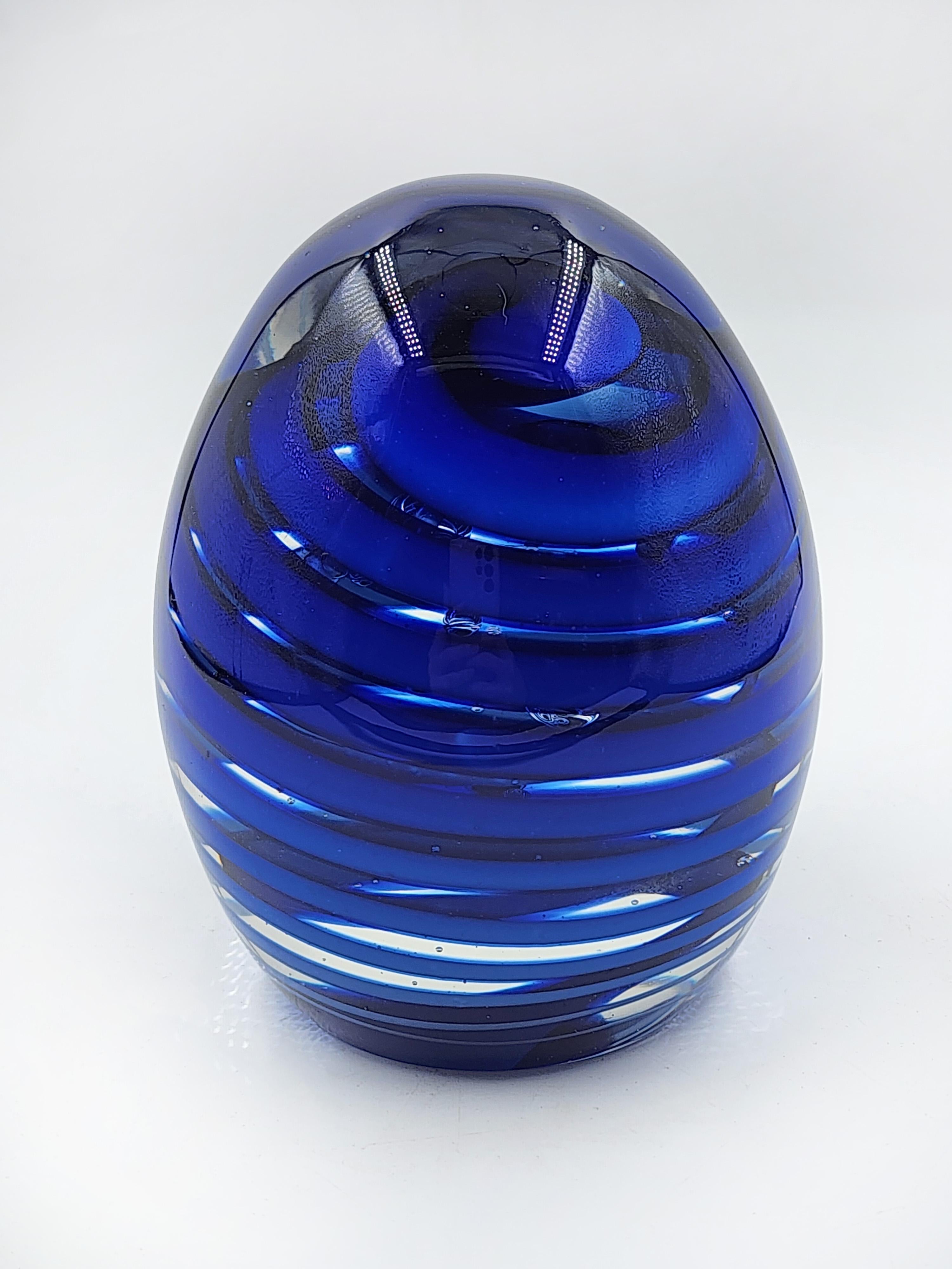 Fatto a mano Querandi Art Glass fermacarte in blu cobalto in vendita