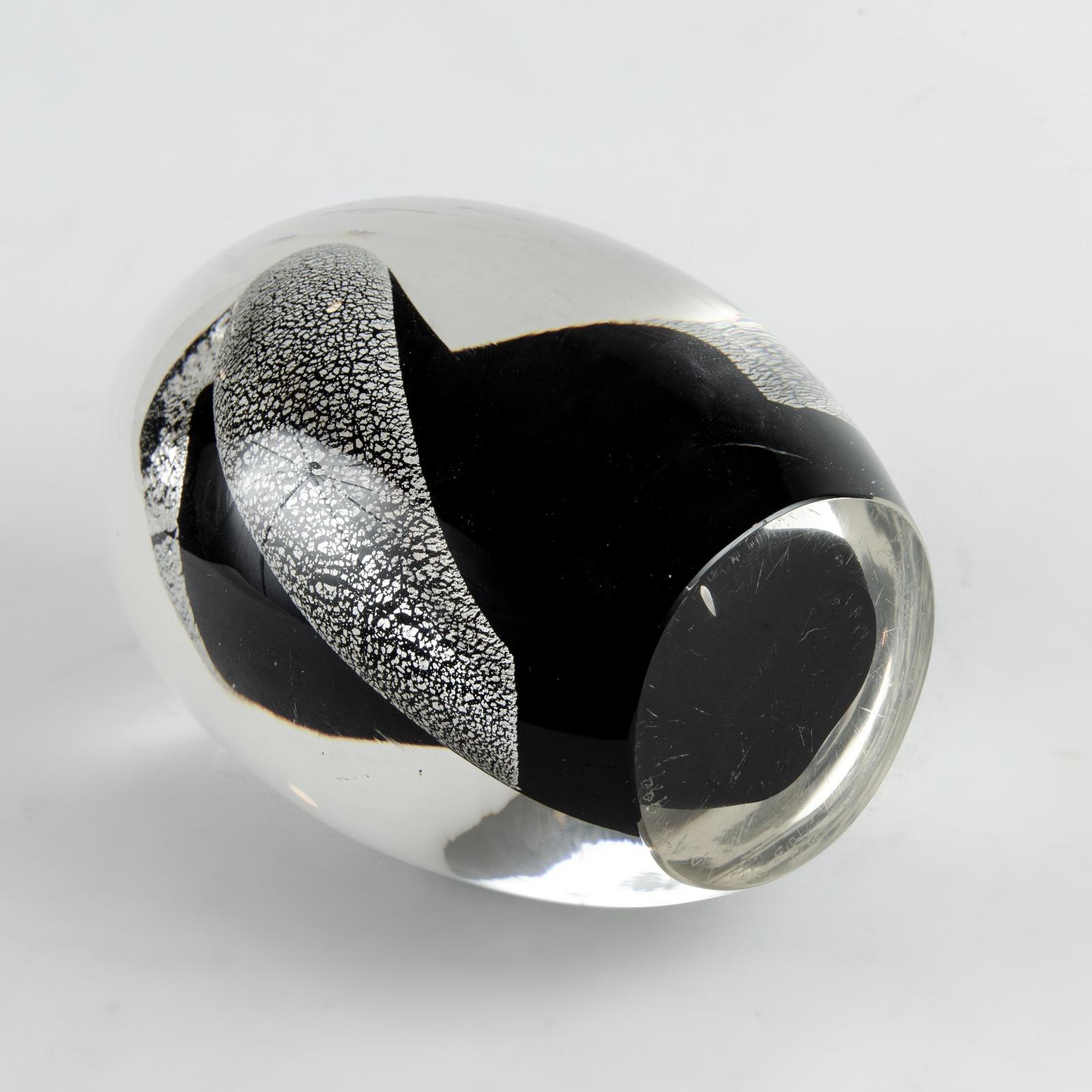 Querandi fermacarte decorativo in vetro in argento 925

Fermacarte decorativi in vetro di Querandi, con un disegno in argento 925 su
 all'interno, sono pezzi che danno un'identità al tuo spazio.

Misure:
Altezza: 19 centimetri 
Diametro: 11