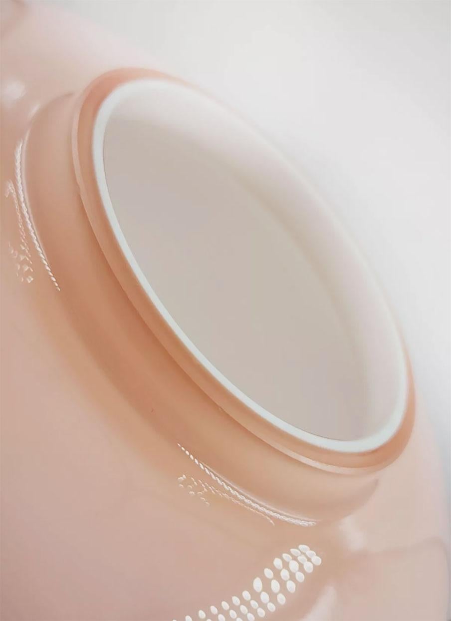 Vaso decorativo in vetro Querandi
Il bellissimo vaso ha una superficie liscia e lucida. Il corpo è arrotondato e si assottiglia leggermente verso la parte superiore prima di aprirsi in un collo più stretto. Il colore del vaso è rosa