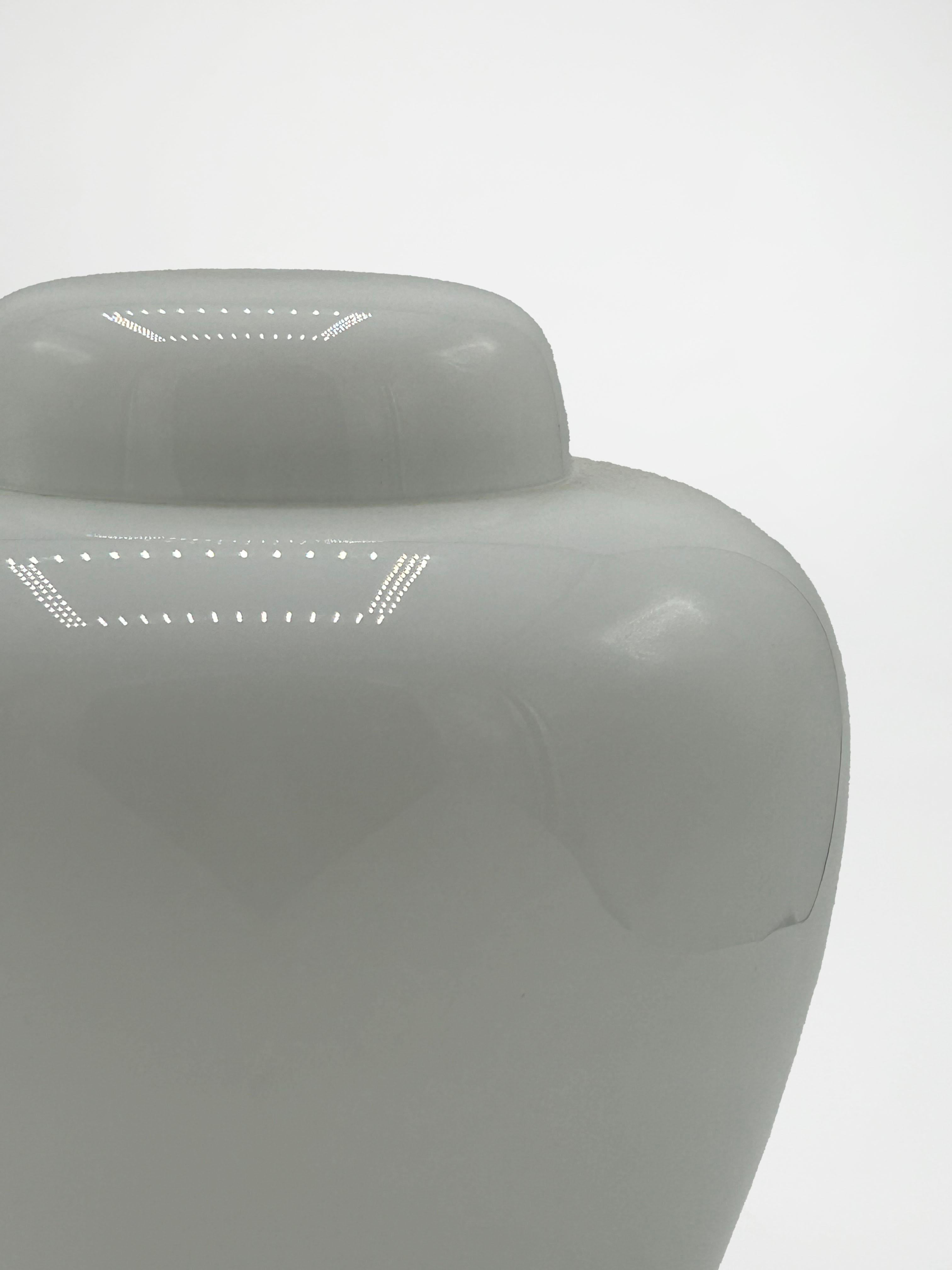 Postmoderno Querandi glass vase in white in vendita