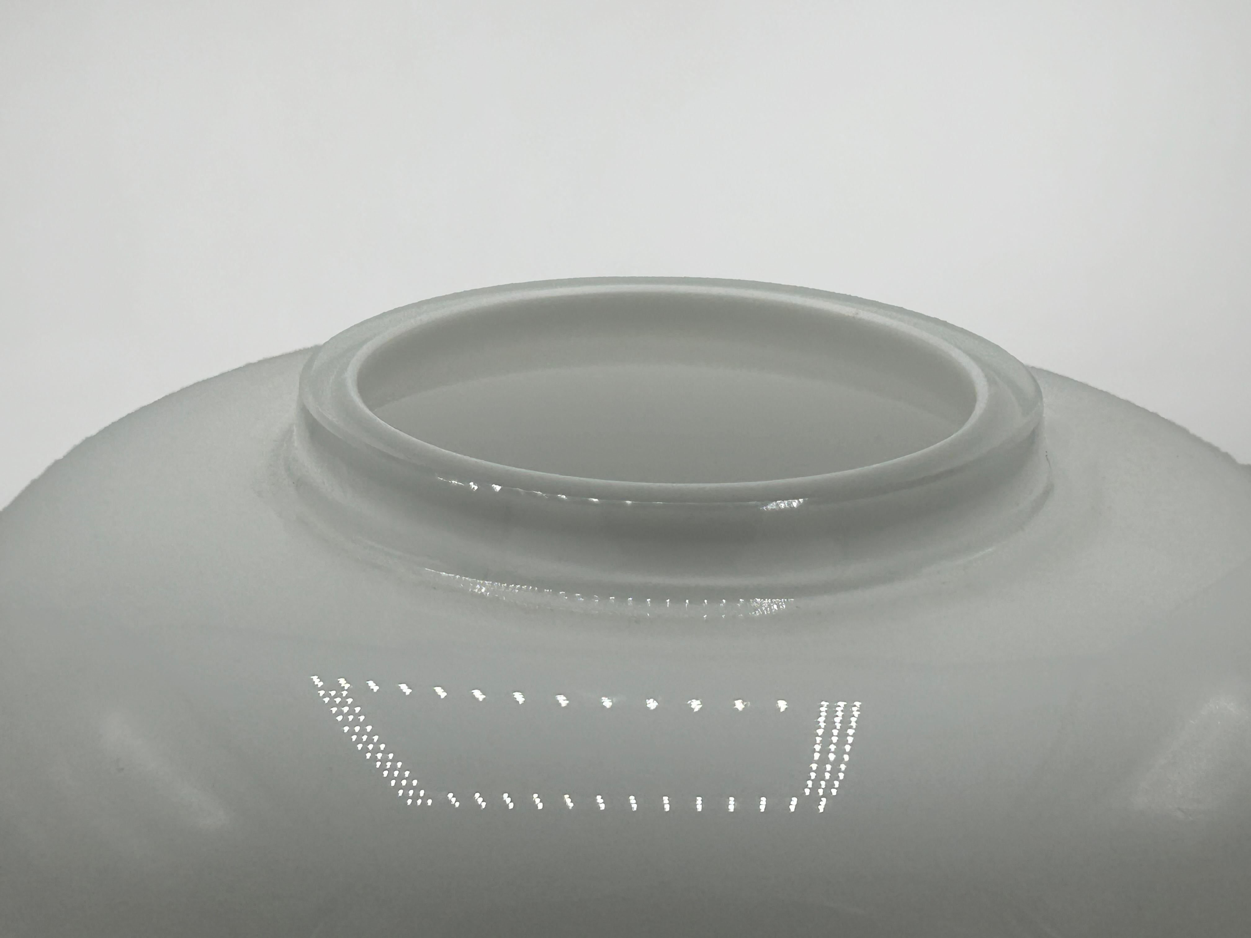 Fatto a mano Querandi glass vase in white in vendita