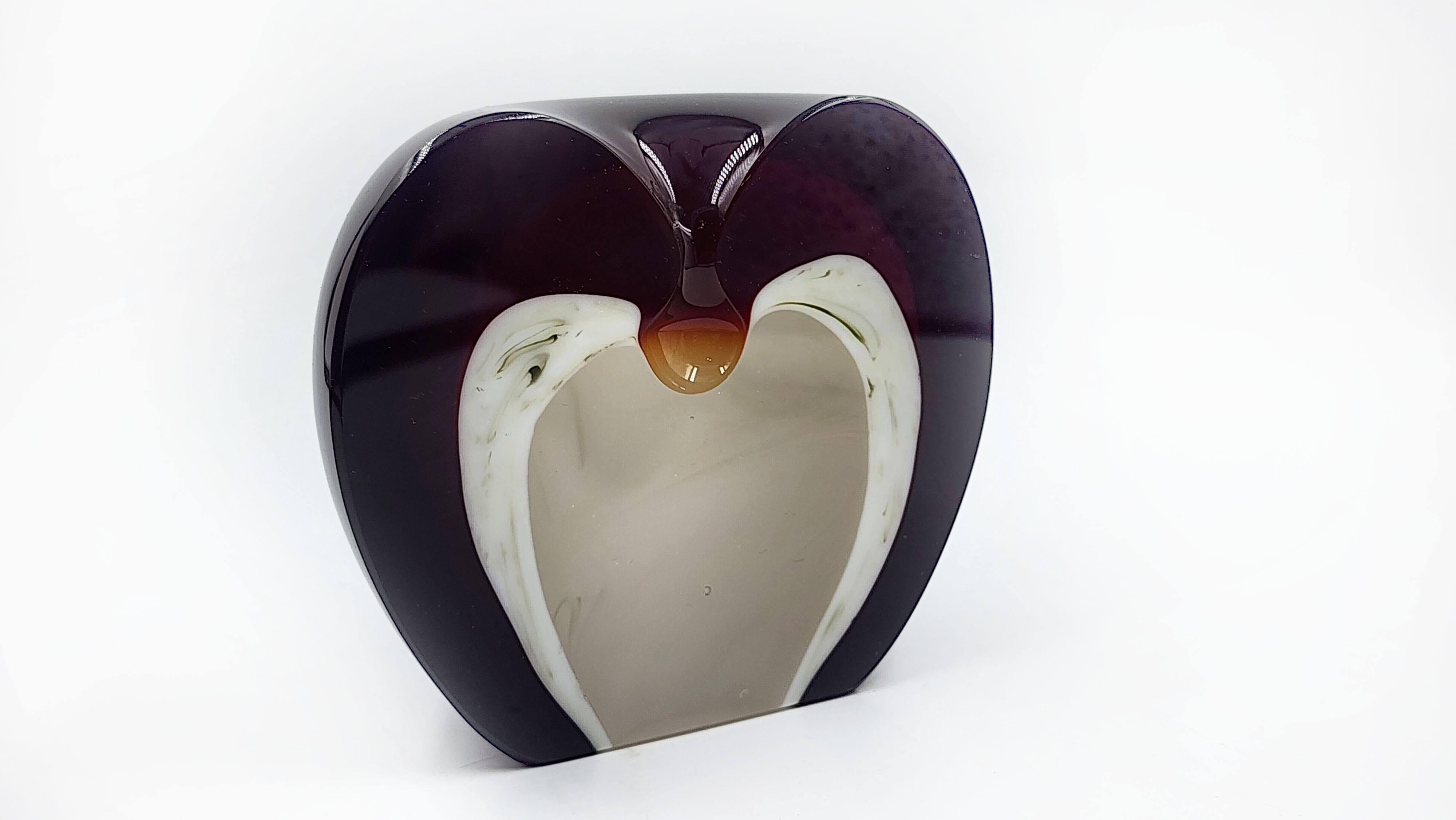 Fait main Presse-papiers Querandi « Half Apple » en verre des années 1960 en vente