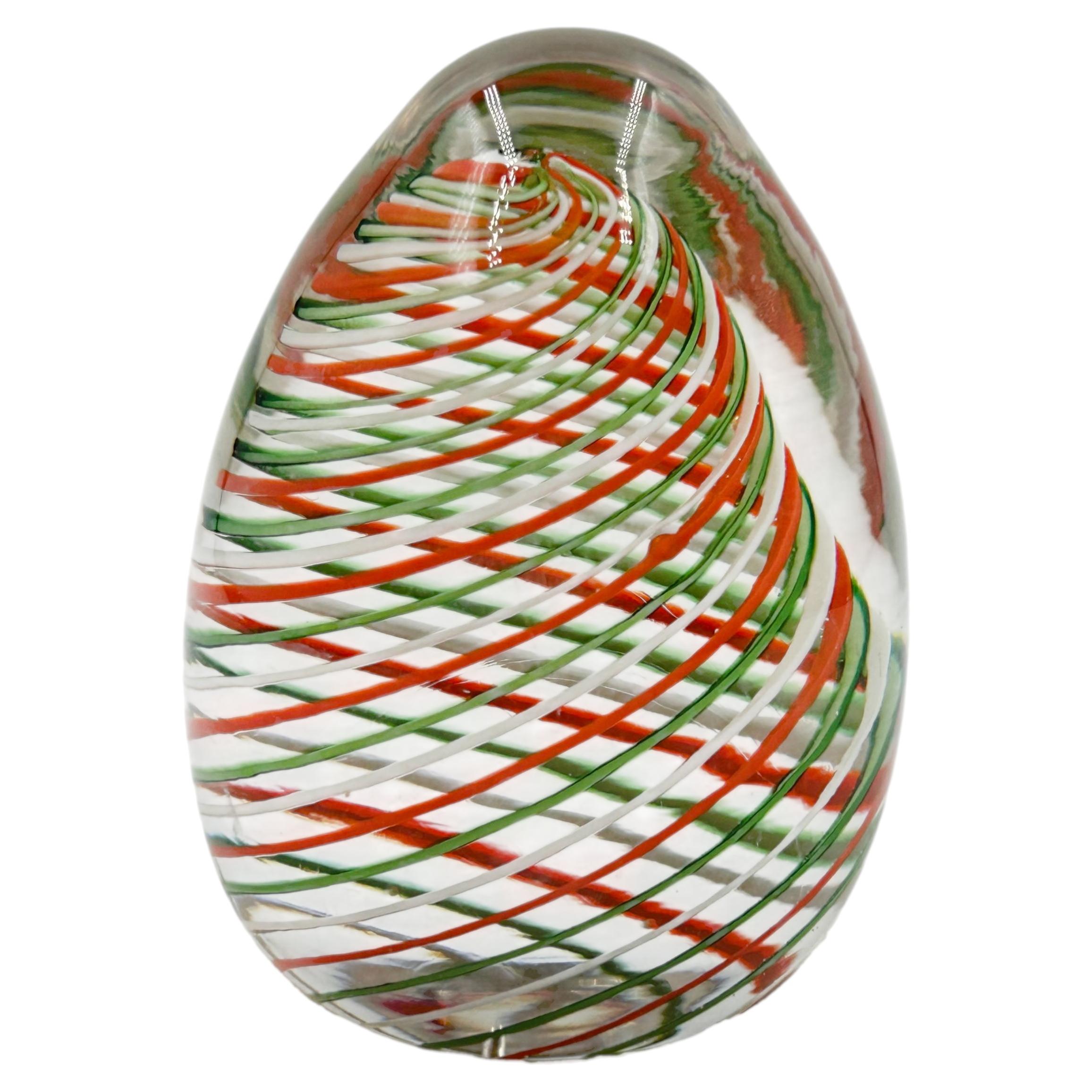 Querandi – handgeblasener Kunstglas-Briefbeschwerer mit Latticino-Muster im Angebot