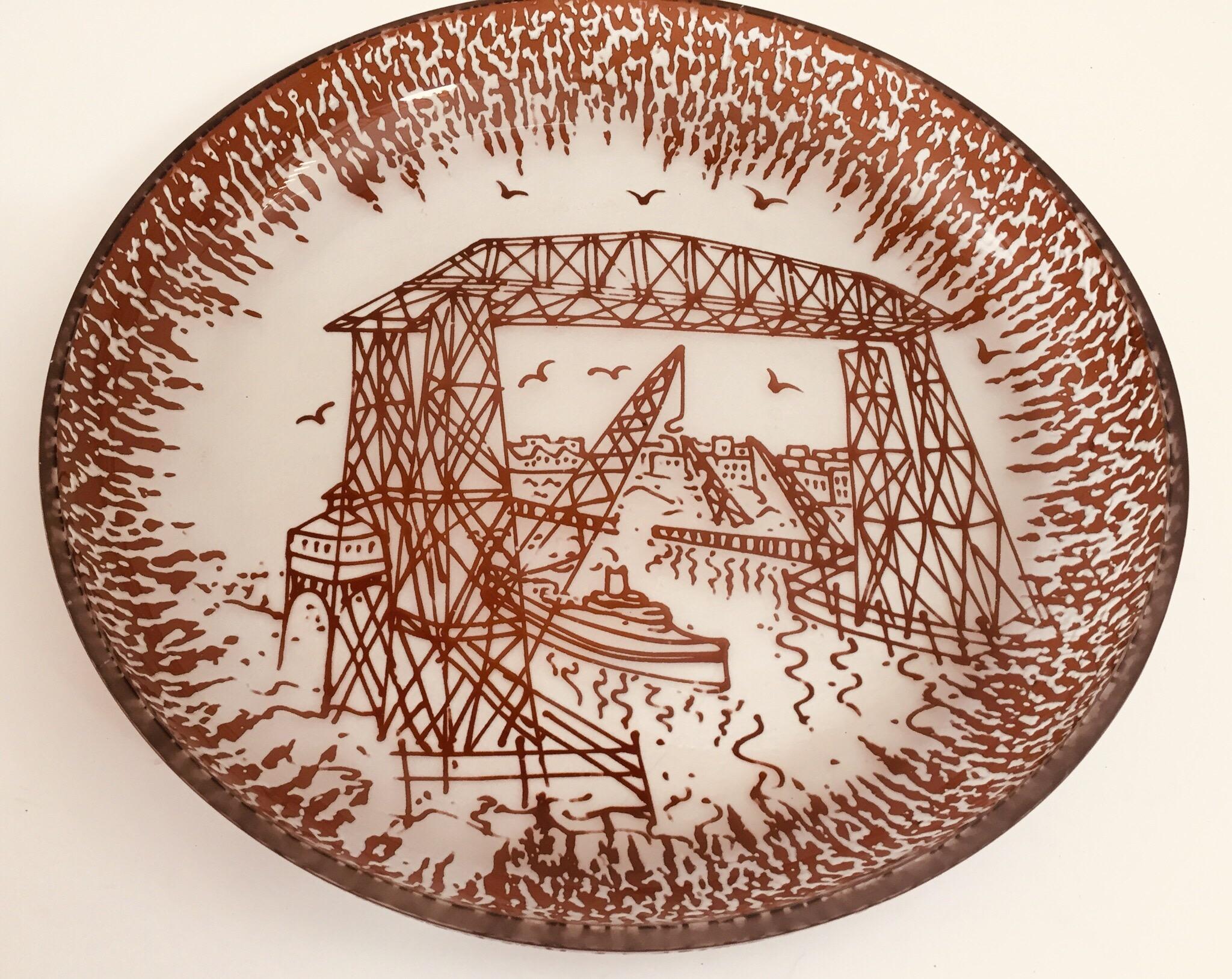 Querandi art glass plate, colored hand graved glass depicting a factory.
Bauhaus industrial style.
Cameo-cut and sandblasted plum-colored glass platter.
Handcrafted in Argentina.
Querandí (name of aborigines of the Santa Fe province in Argentine)