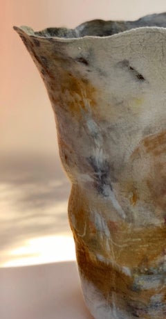 "Querido", 2020, Vaso in lana infeltrita tinta naturalmente di Inês Schertel, Brasile