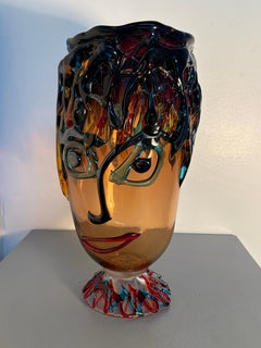 Il s'agit d'un vase en verre de Murano inspiré de Picasso, caractérisé par un dés