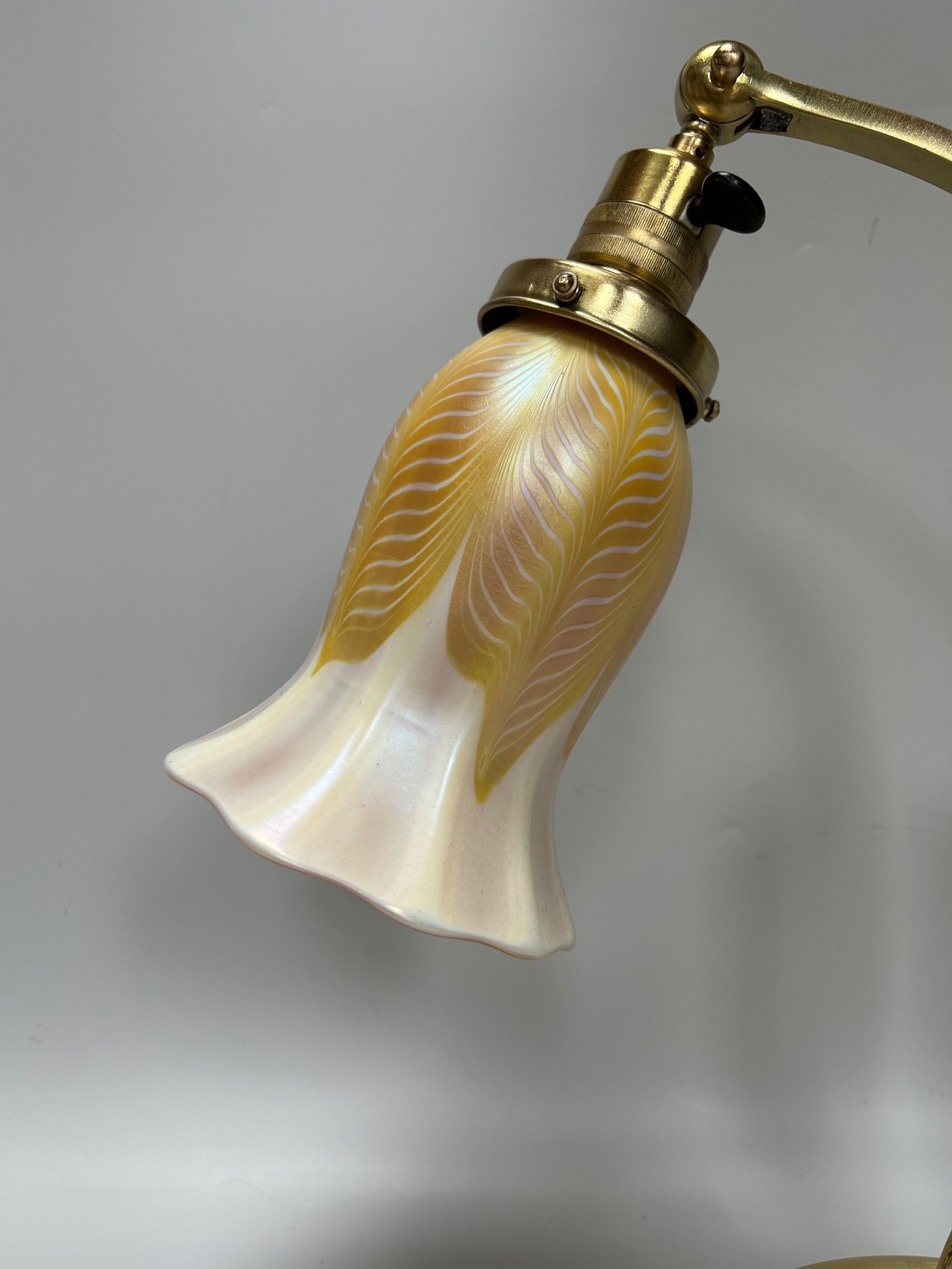 Art nouveau lamp circa 1910.
Brass and copper base.
Iridescent glass tulip signed Quezal.
In perfect condition and electrified.

Total height: 38.5 cm
Base diameter: 15.5 cm
Width: 30 cm

Quezal Art Glass
Quezal Art Glass – The Journal of Antiques