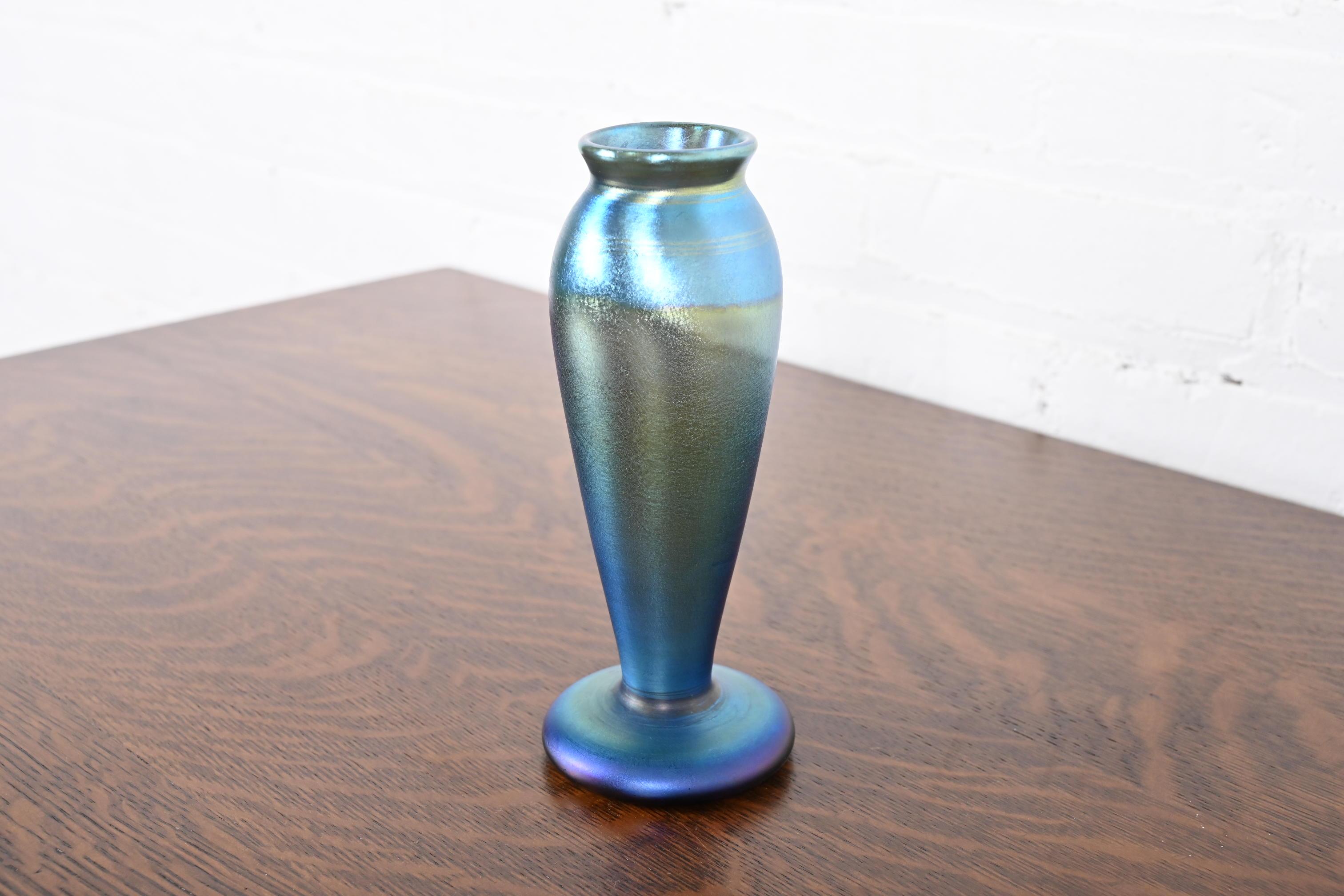 Magnifique vase en verre d'art irisé bleu Arts & Crafts ou Art Deco

Par Quezal (signé au verso)

États-Unis, vers 1920

Dimensions : 3 