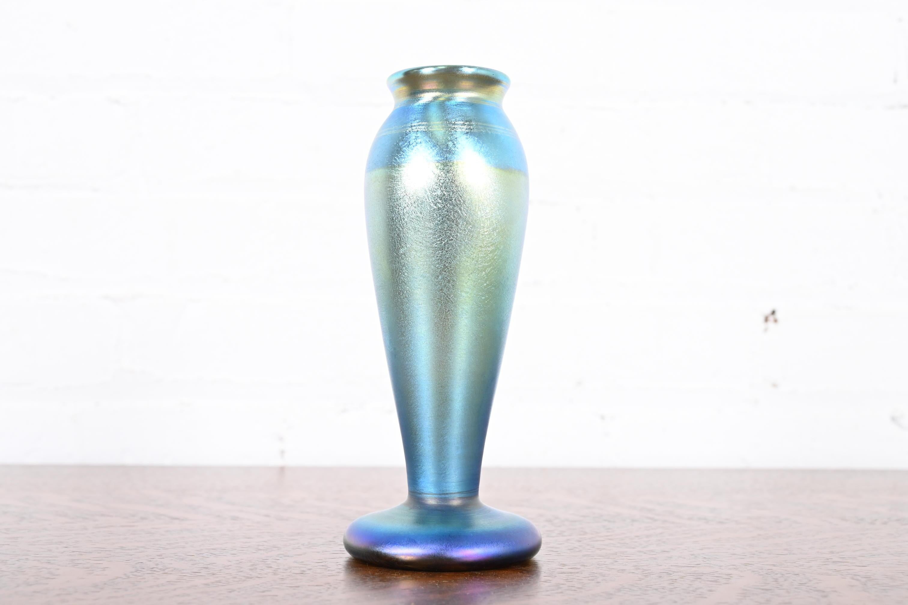 Arts and Crafts Vase en verre d'art irisé de Quezal Arts & Craft en vente