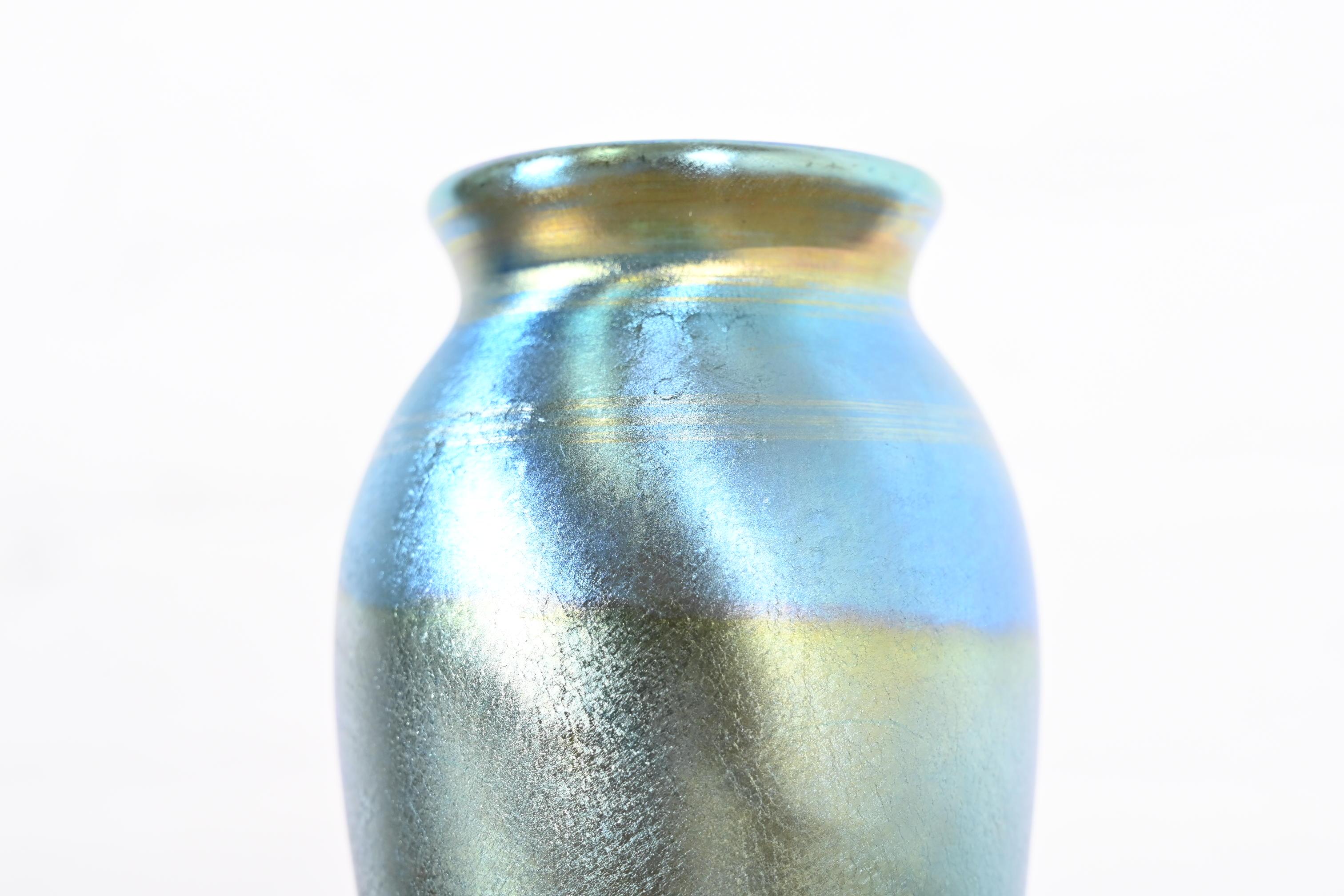Américain Vase en verre d'art irisé de Quezal Arts & Craft en vente