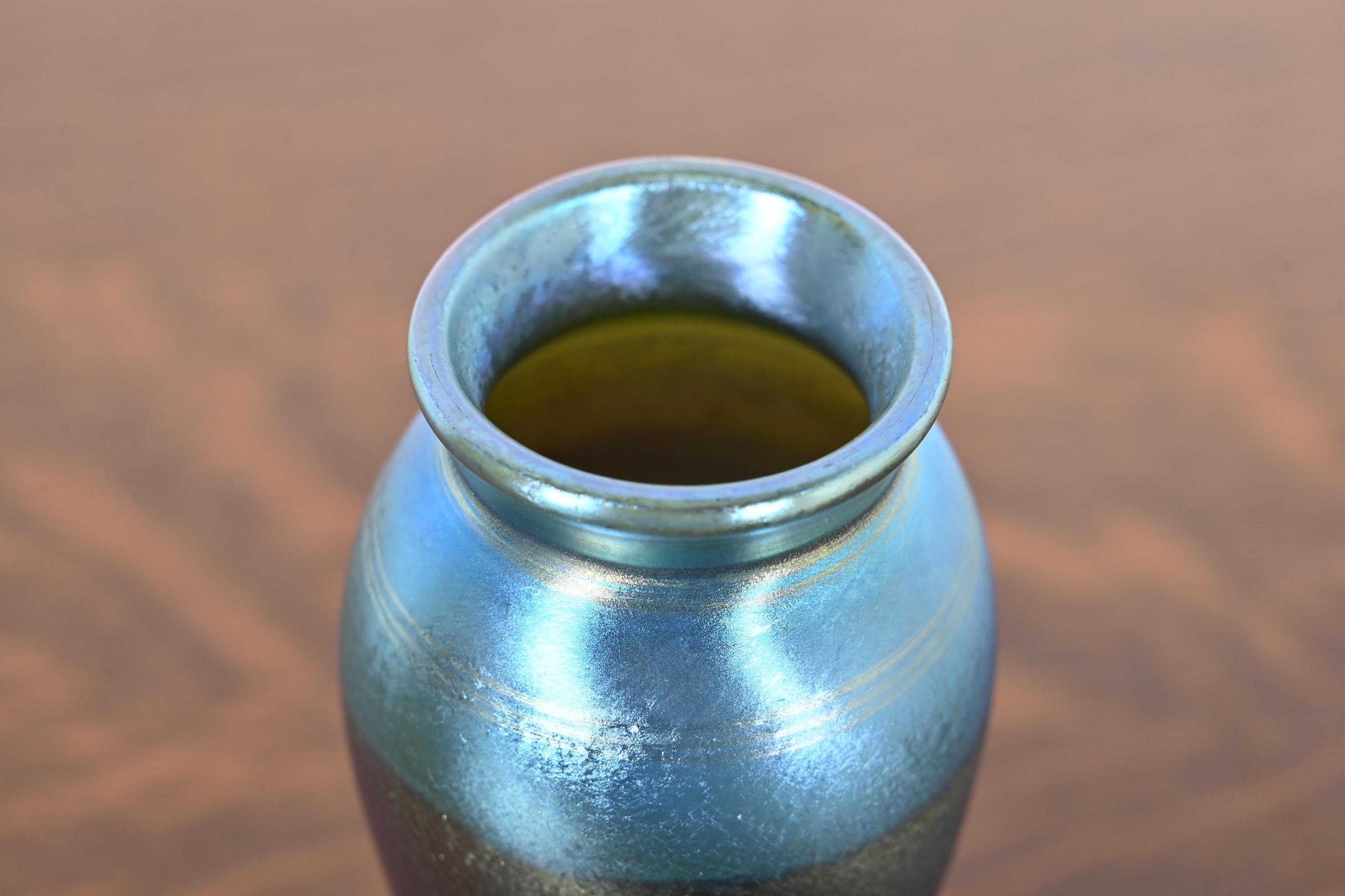 Début du 20ème siècle Vase en verre d'art irisé de Quezal Arts & Craft en vente